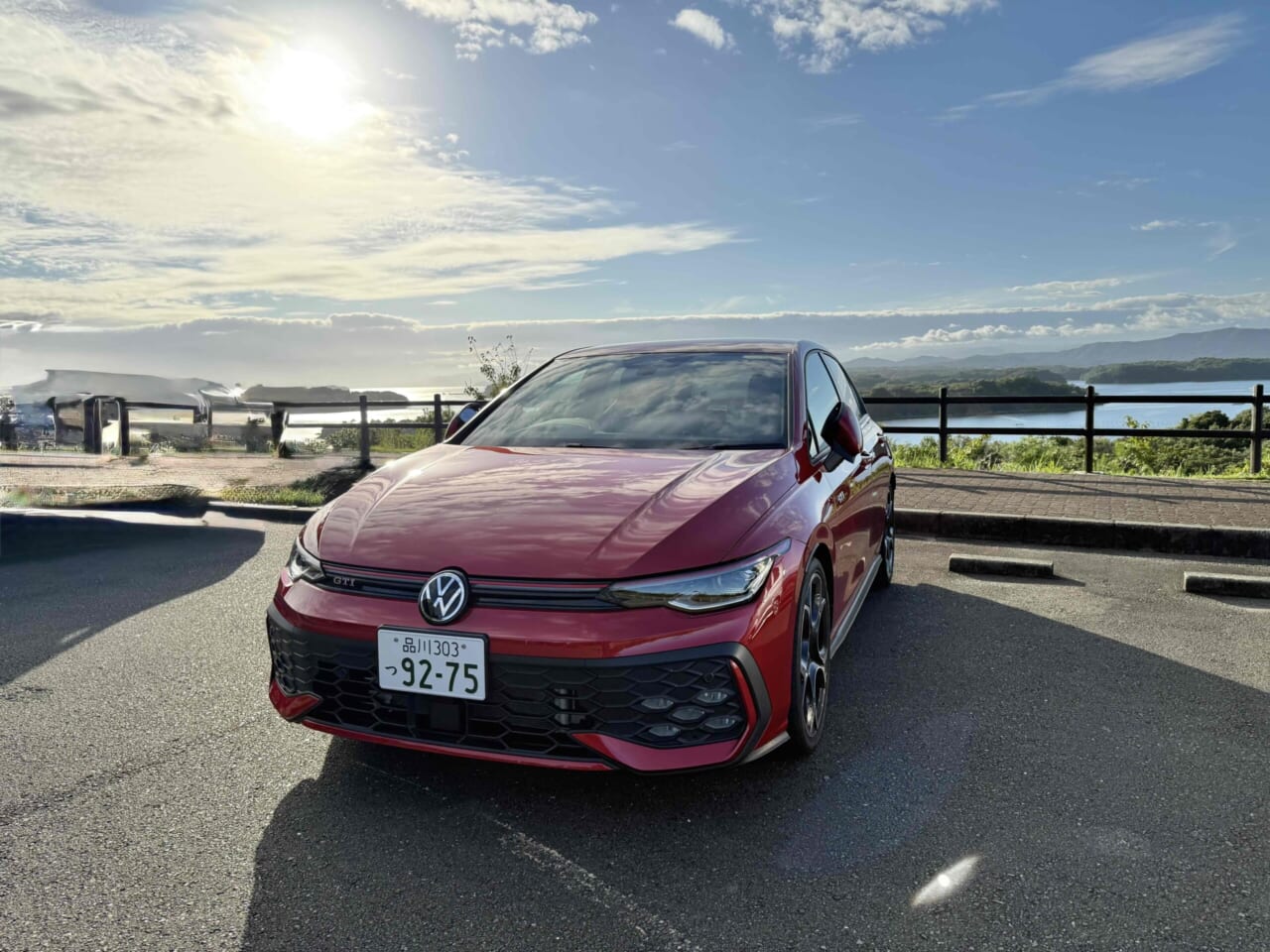フォルクスワーゲン Golf GTIを駐車場に駐車