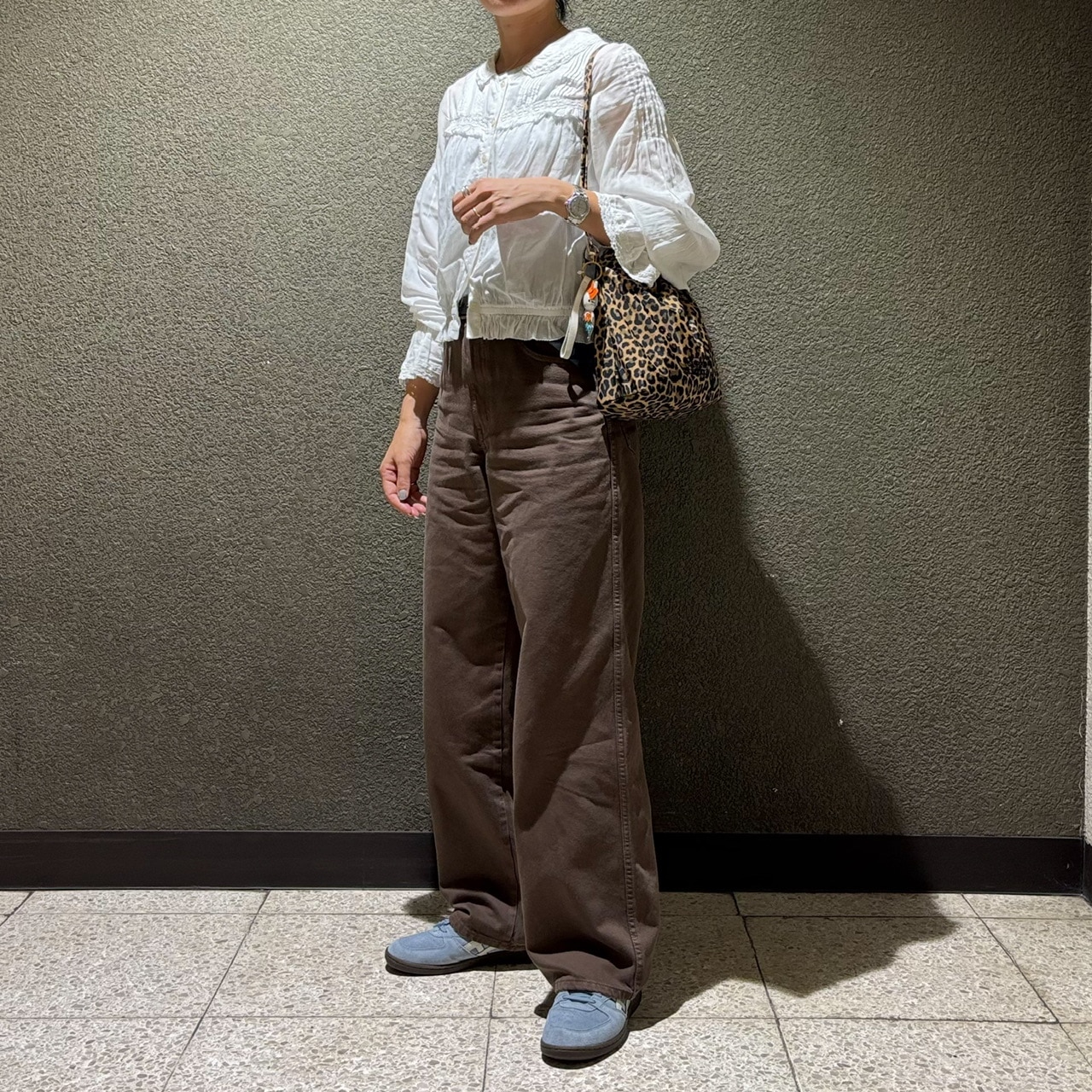 ユニクロ ユー「ワイドストレートジーンズ」のブラウンを白シャツと合わせた着こなし