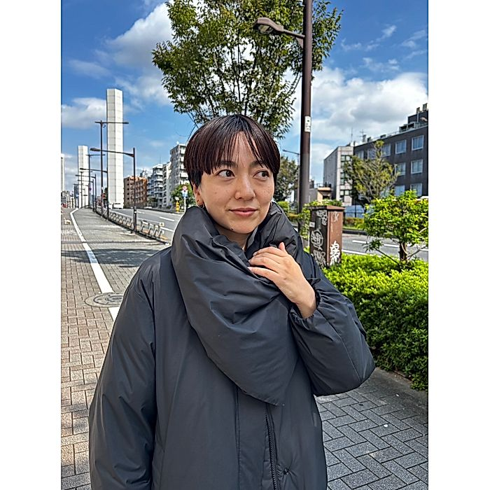 【兵藤千尋さんコラボ】三角ストール付きロングダウンコート ブラック襟元より