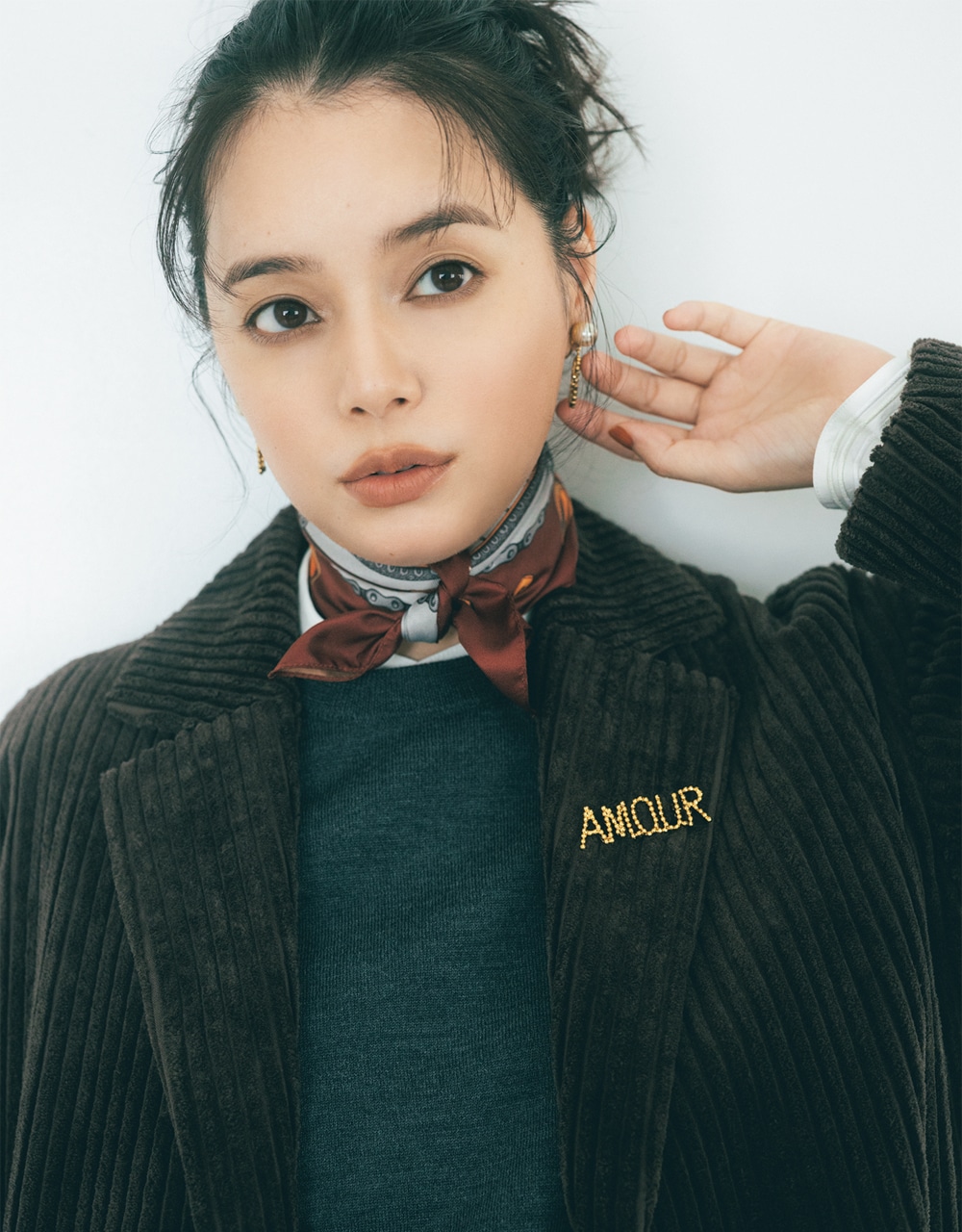 スカーフを首にまいた岸本セシルさん