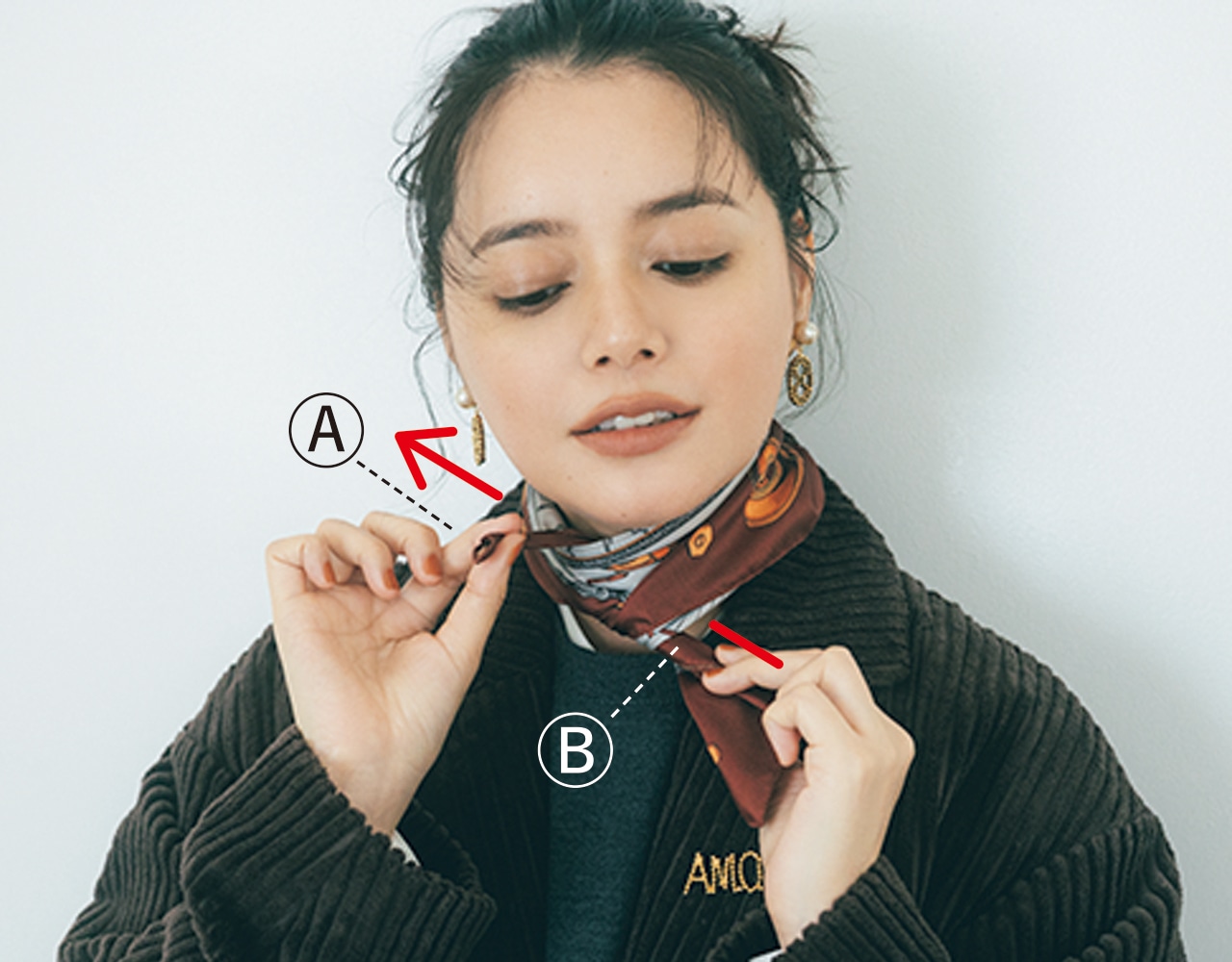 一度軽く結んでから、先端Aだけを輪っかの内側から上へと引き出す。もう一度AとBを結び、形を整える。岸本セシルさん