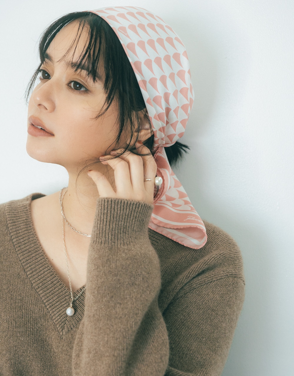 スカーフを頭にまいた岸本セシルさん