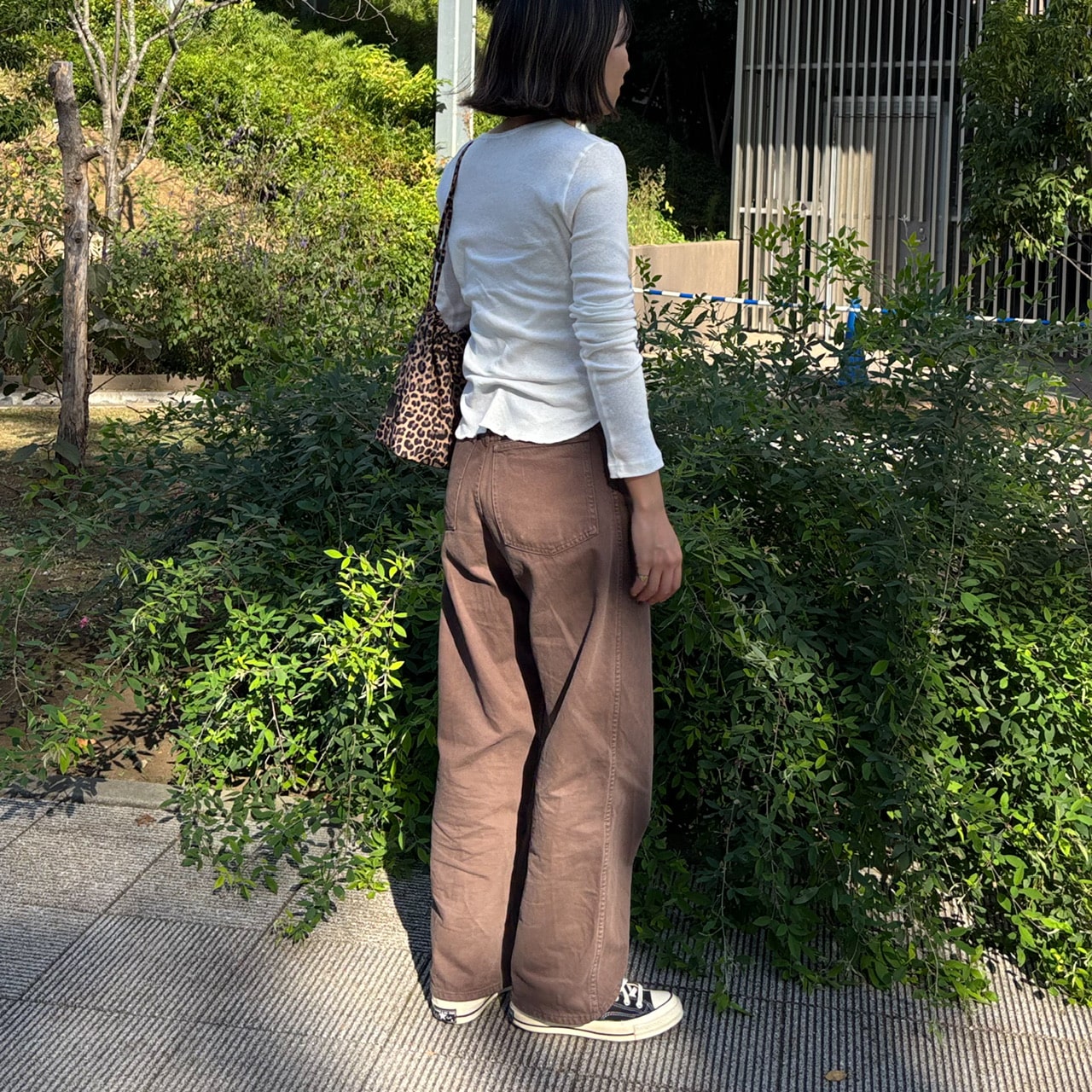 ユニクロ ユー「ワイドストレートジーンズ」のブラウンを着用した女性の後ろ姿