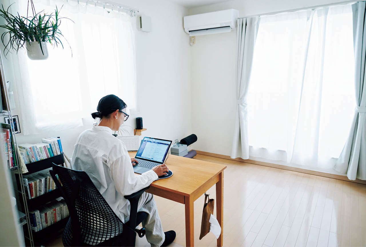 上:住み替えの準備段階として一旦借りた、賃貸の戸建て。前の家ではダイニングで仕事をしていましたが、2階に仕事部屋を持てたことで、学校から帰った子どもたちの喧騒から離れて仕事ができる快適さを実感。