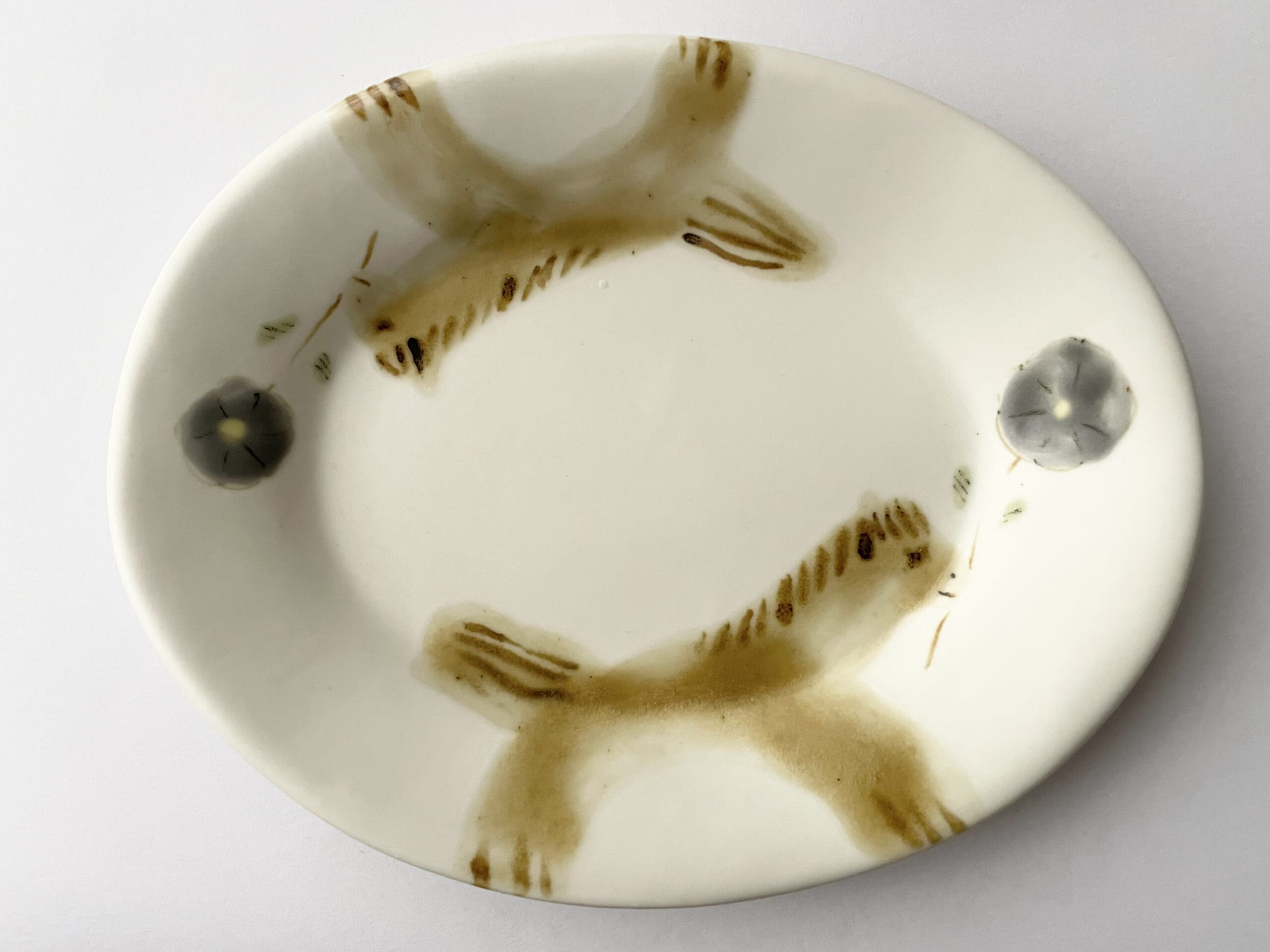 石木文さん作陶のお馬さんとグレーのお花柄のオーバル皿。