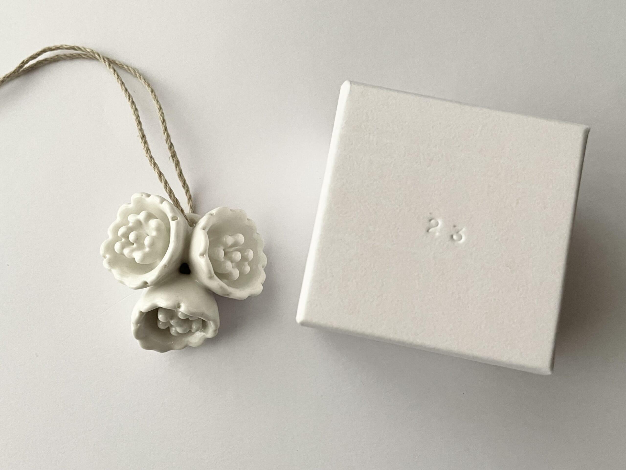 石木文さん作陶の白いお花のペンダント