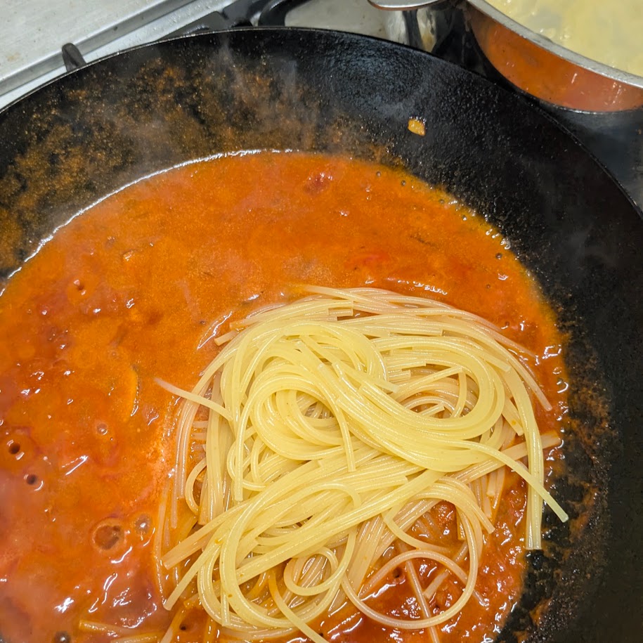 コウケンテツさんの「トマトソーススパゲッティ」を作る様子