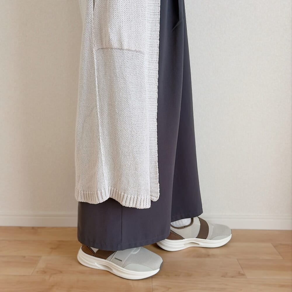 パンツ　足元