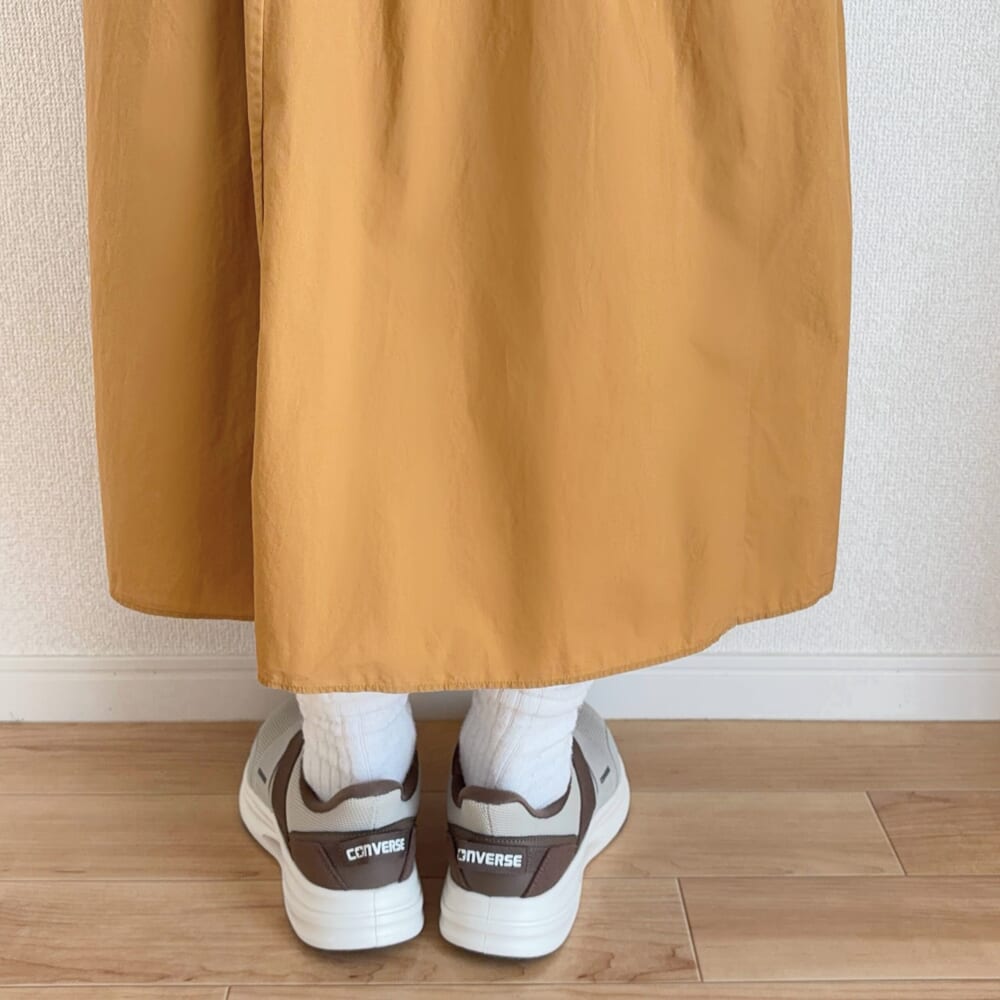 ワンピース　足元　後ろ
