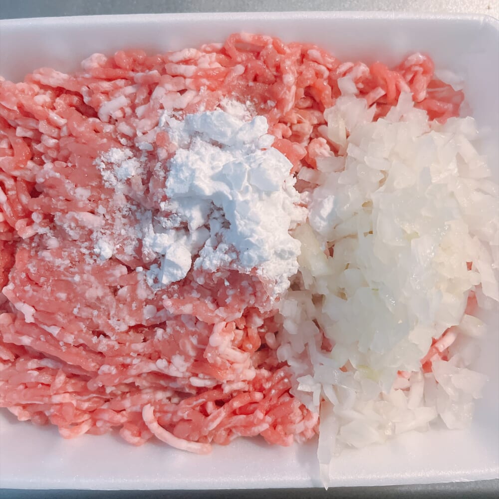 トレーの上にのった豚ひき肉など肉団子の具材