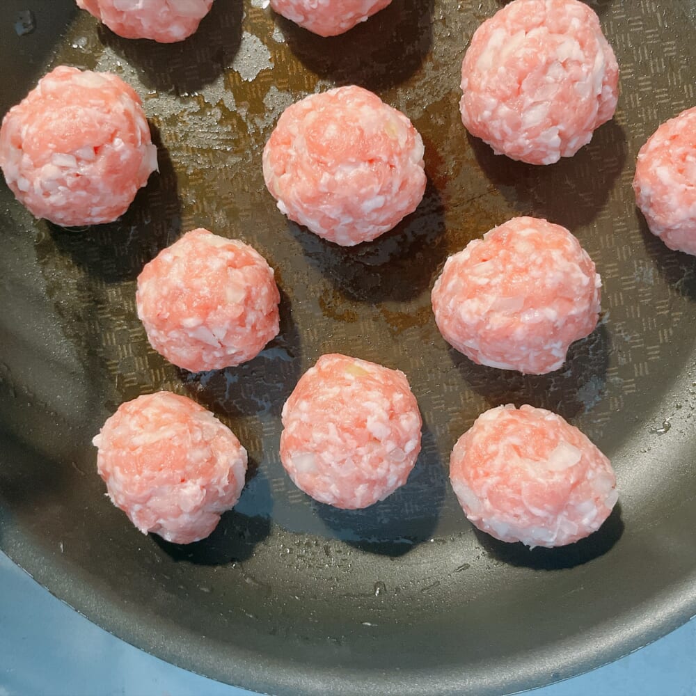 フライパンの上にのった丸めた肉団子