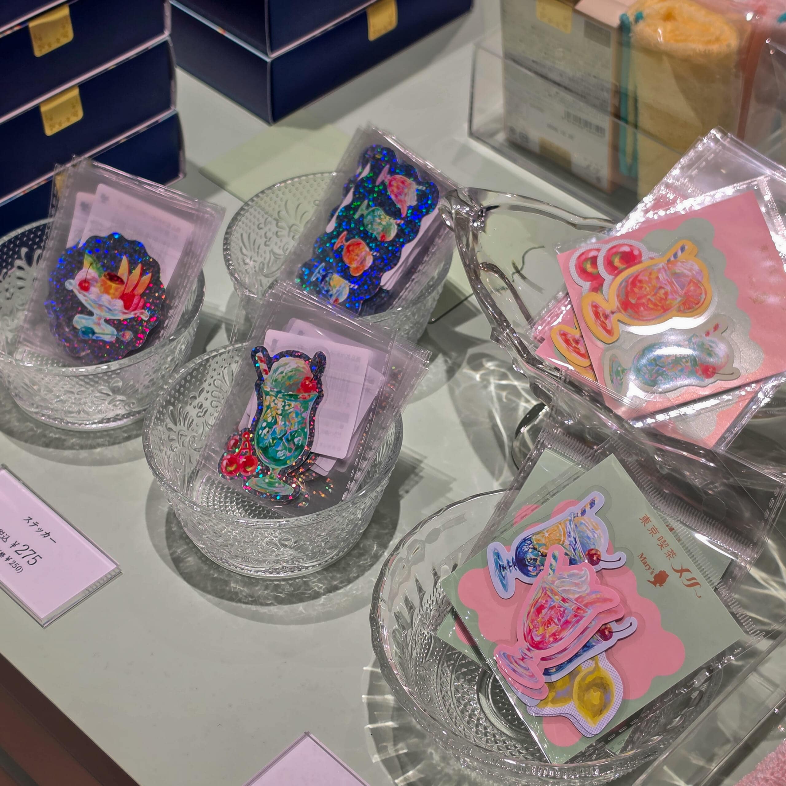 東京駅の東京喫茶メリーで買えるプチギフトの雑貨とステッカー