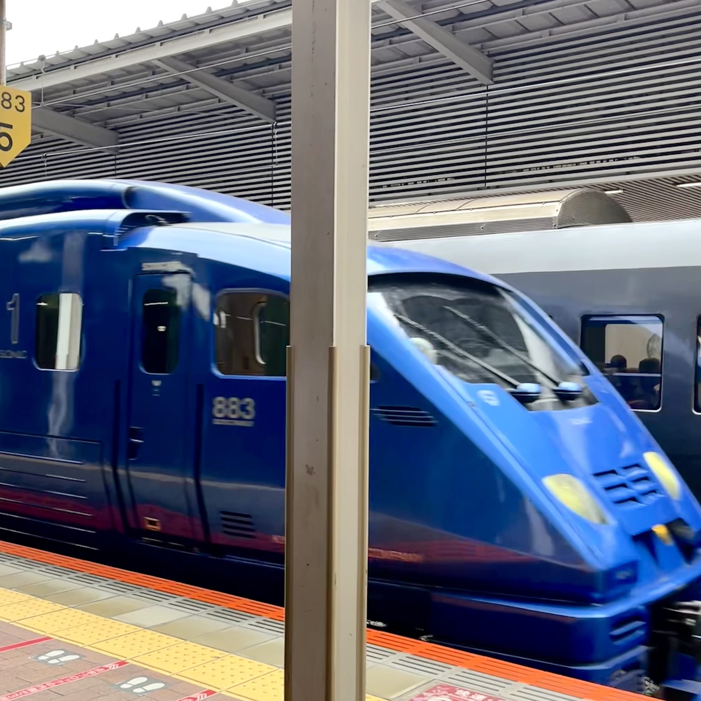 電車　列車　特急　ソニック