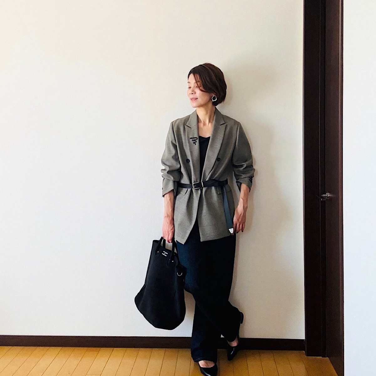 ユニクロ シーの黒いロングベルトをグレーのジャケットの上に合わせたコーデ