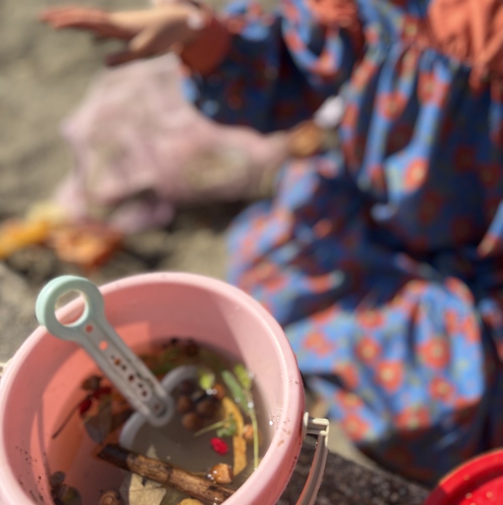 公園　子ども　砂遊び　秋