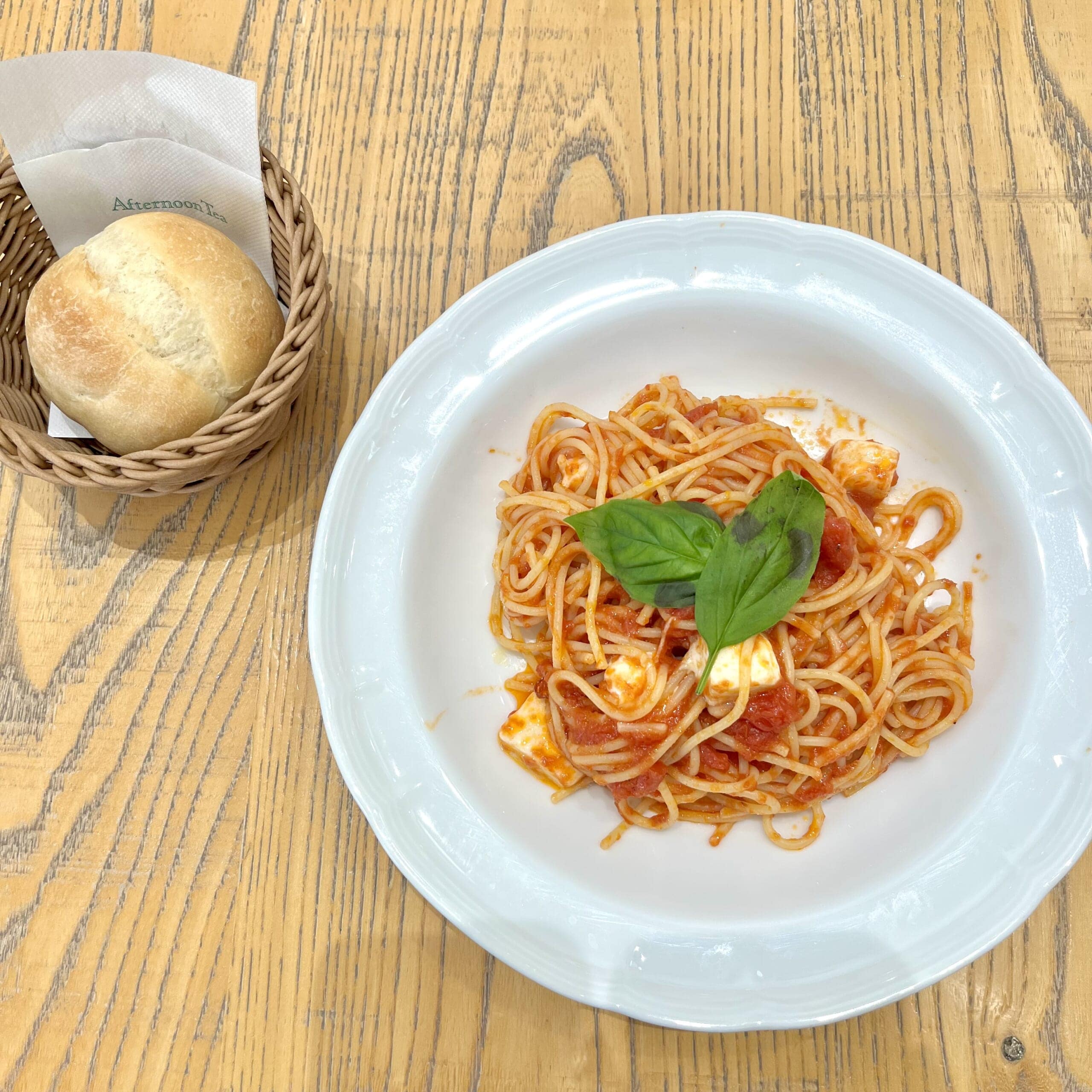 パスタ トマト モッツァレラチーズ
