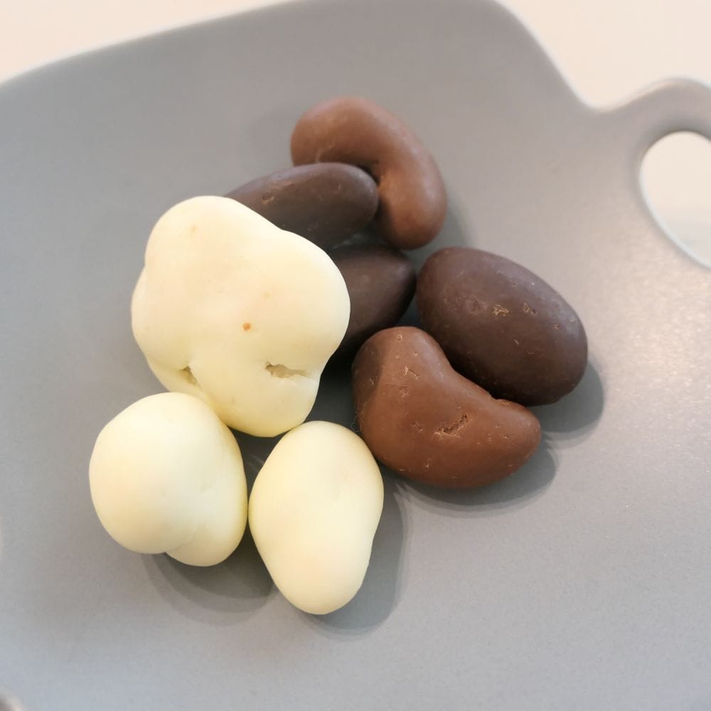 無印良品「3種のチョコがけミックスナッツ」のホワイト、ミルク、ダークチョコレートがけナッツ