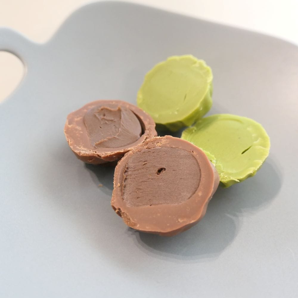 無印良品「ボンボンショコラ 宇治抹茶&ほうじ茶」の断面が見える2種類のチョコレート