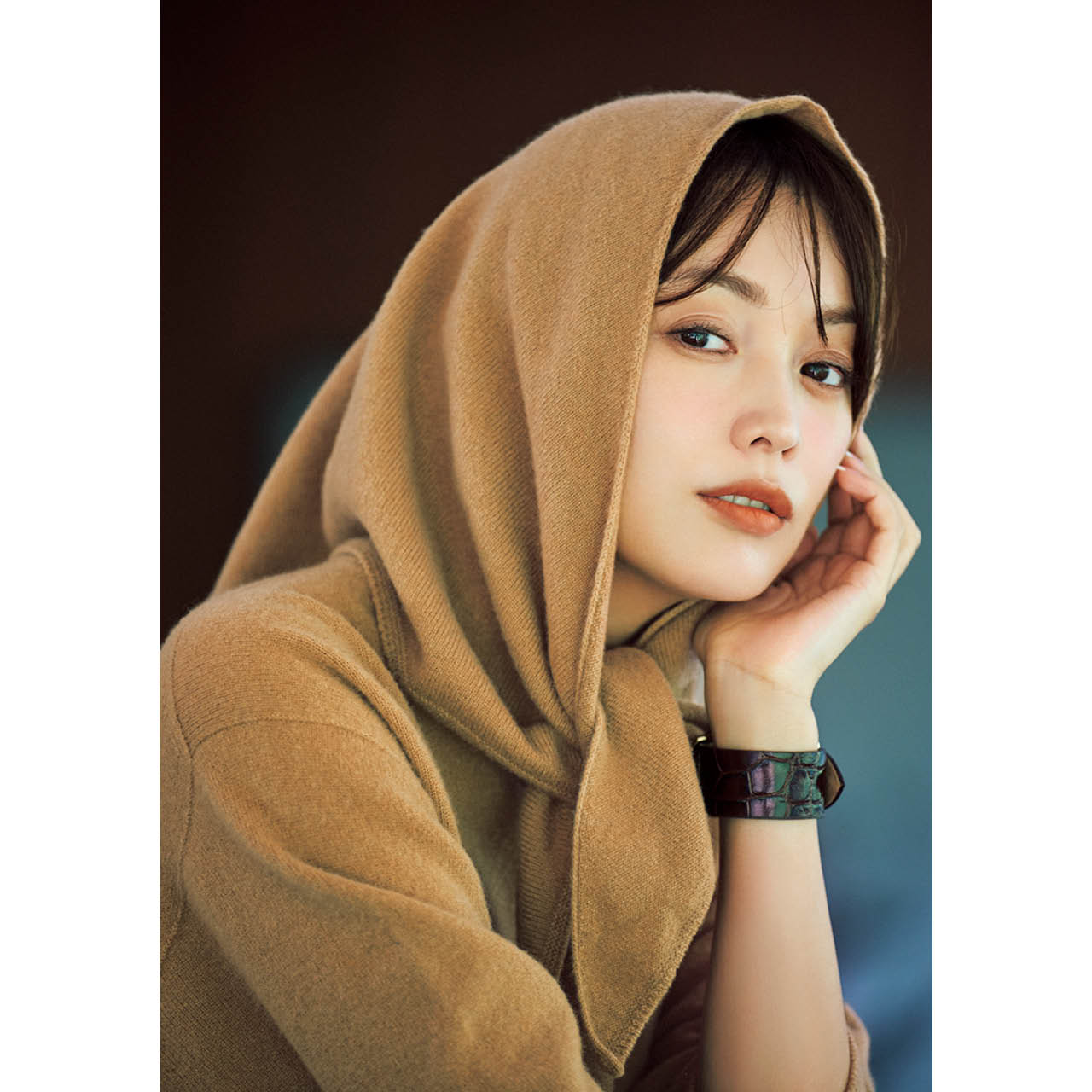 蛯原友里さんのOblada(オブラダ)TRIANGLEのコーデ 三角ストールはバブーシュカにも!