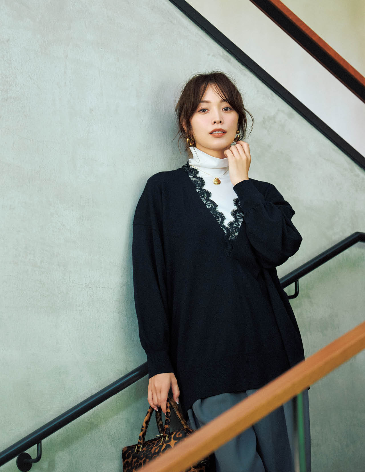 蛯原友里さんの20th Anniv. LEE限定 Curensology(カレンソロジー)【LEEマルシェ20th別注】マスキュリンレースニットのコーデ 膝上