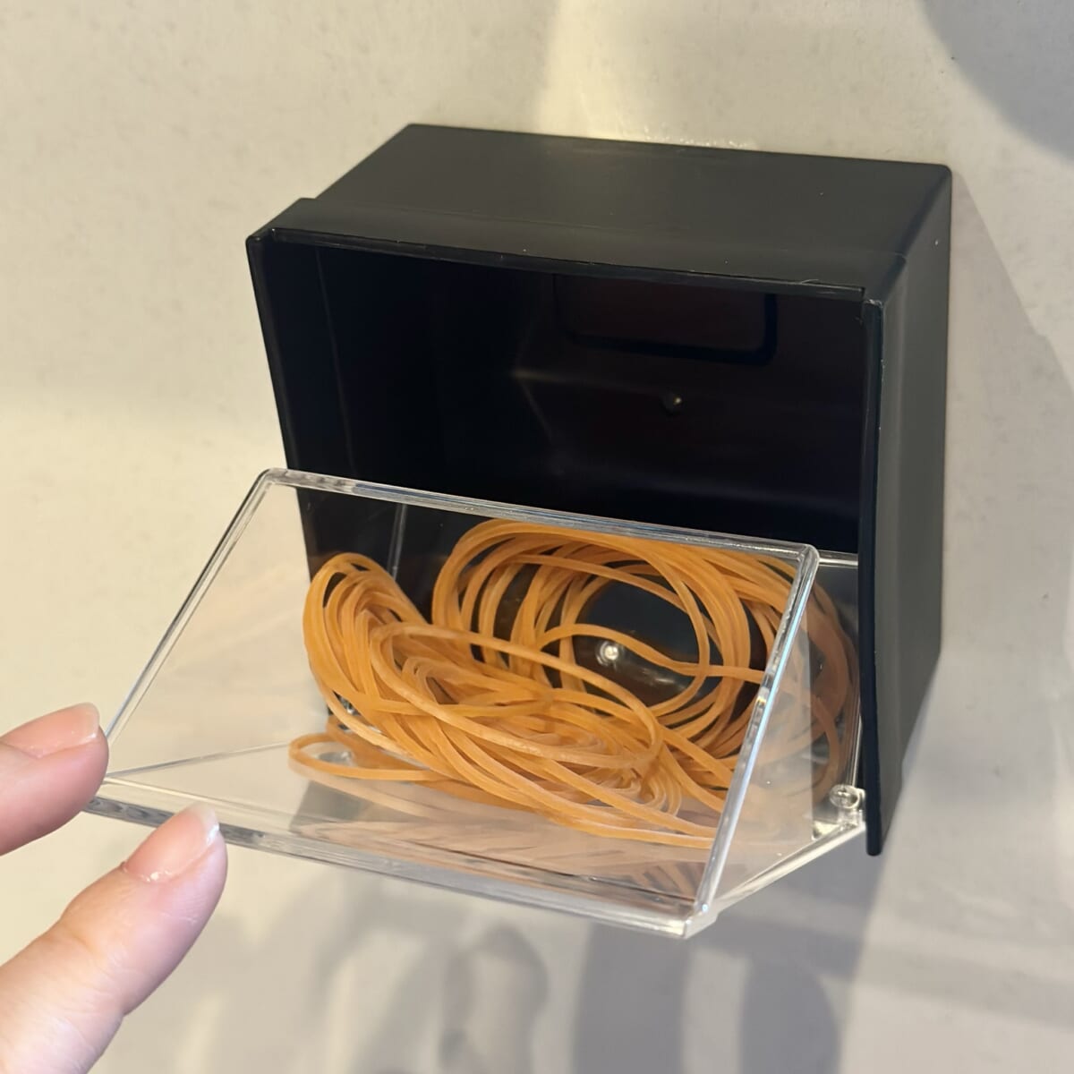 ダイソーの「マグネットスイングケース」