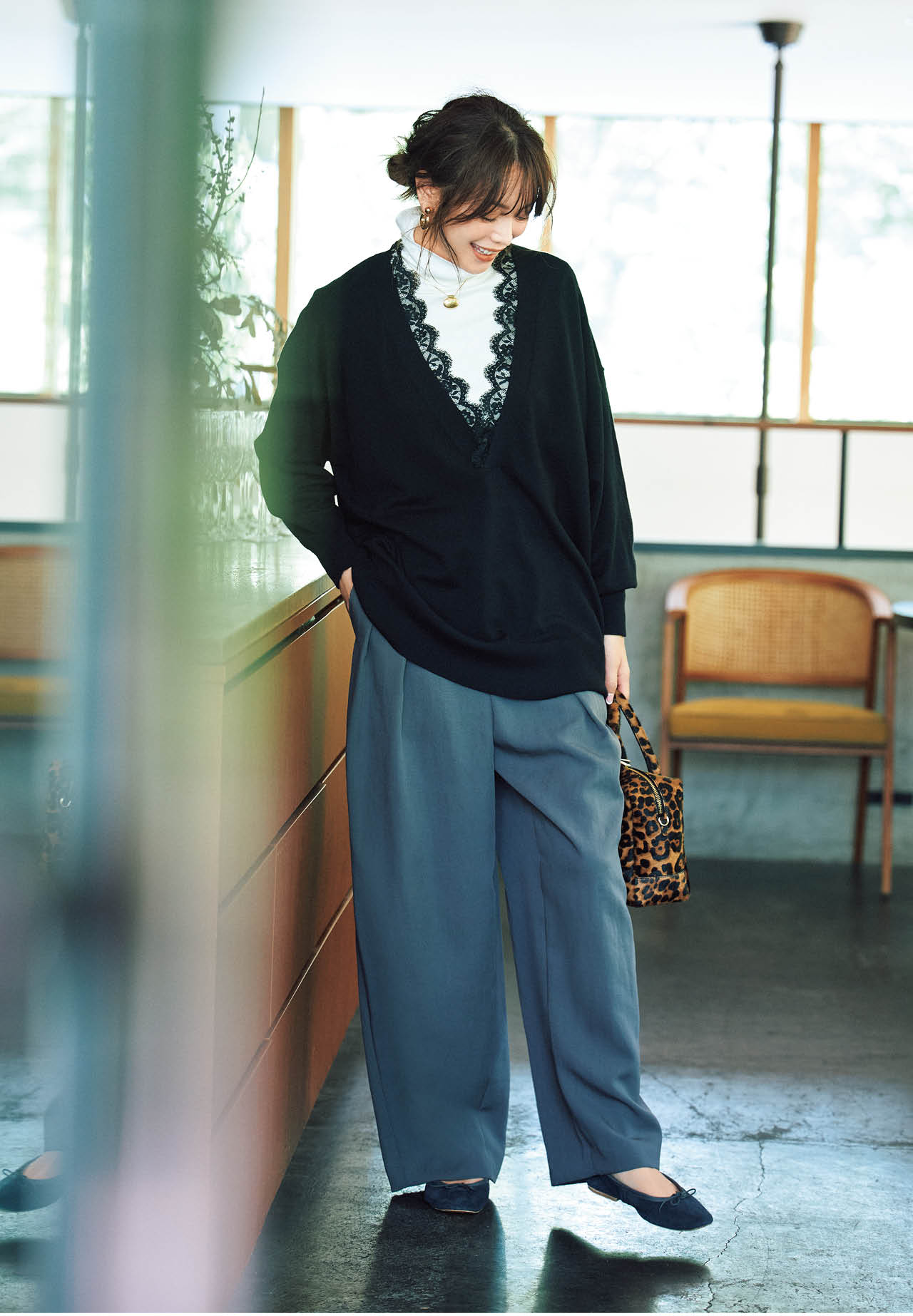 蛯原友里さんの20th Anniv. LEE限定 Curensology(カレンソロジー)【LEEマルシェ20th別注】マスキュリンレースニットのコーデ 全身