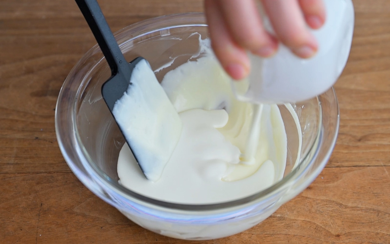 生クリームの分量のうち大さじ2程度を先に加え、なめらかになるまで混ぜる。