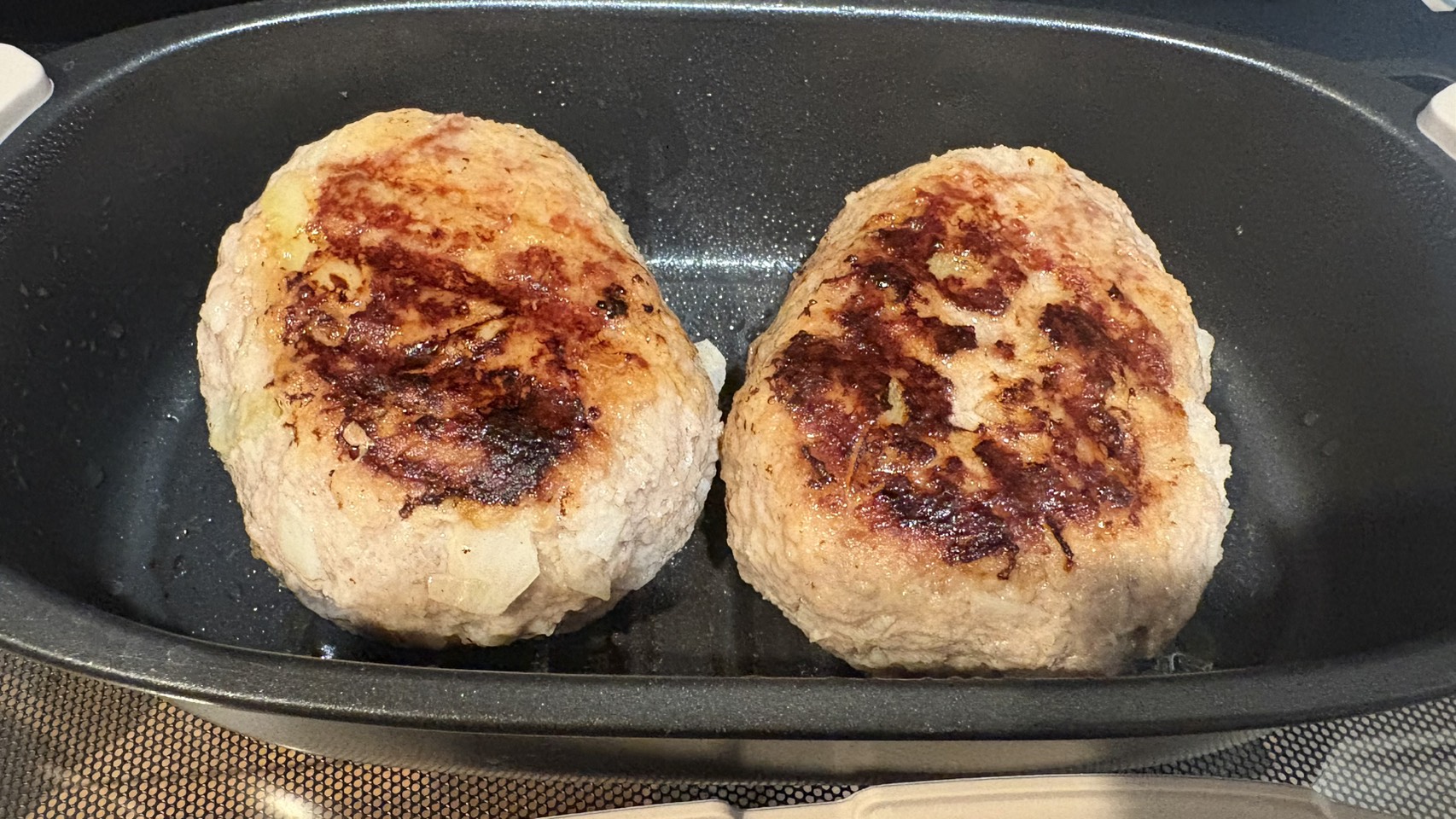 ニトリのレンジグリルで調理中のハンバーグ