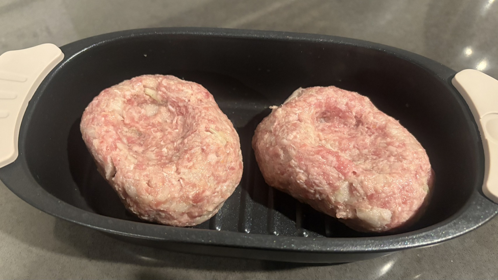ニトリのレンジグリルにハンバーグをいれたところ