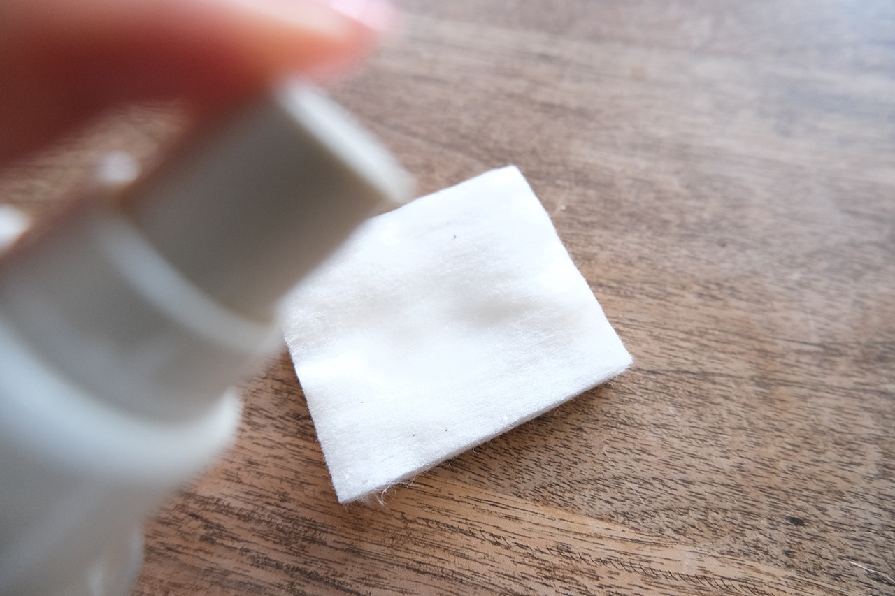 メイクブラシクリーナー スプレータイプ使用シーン