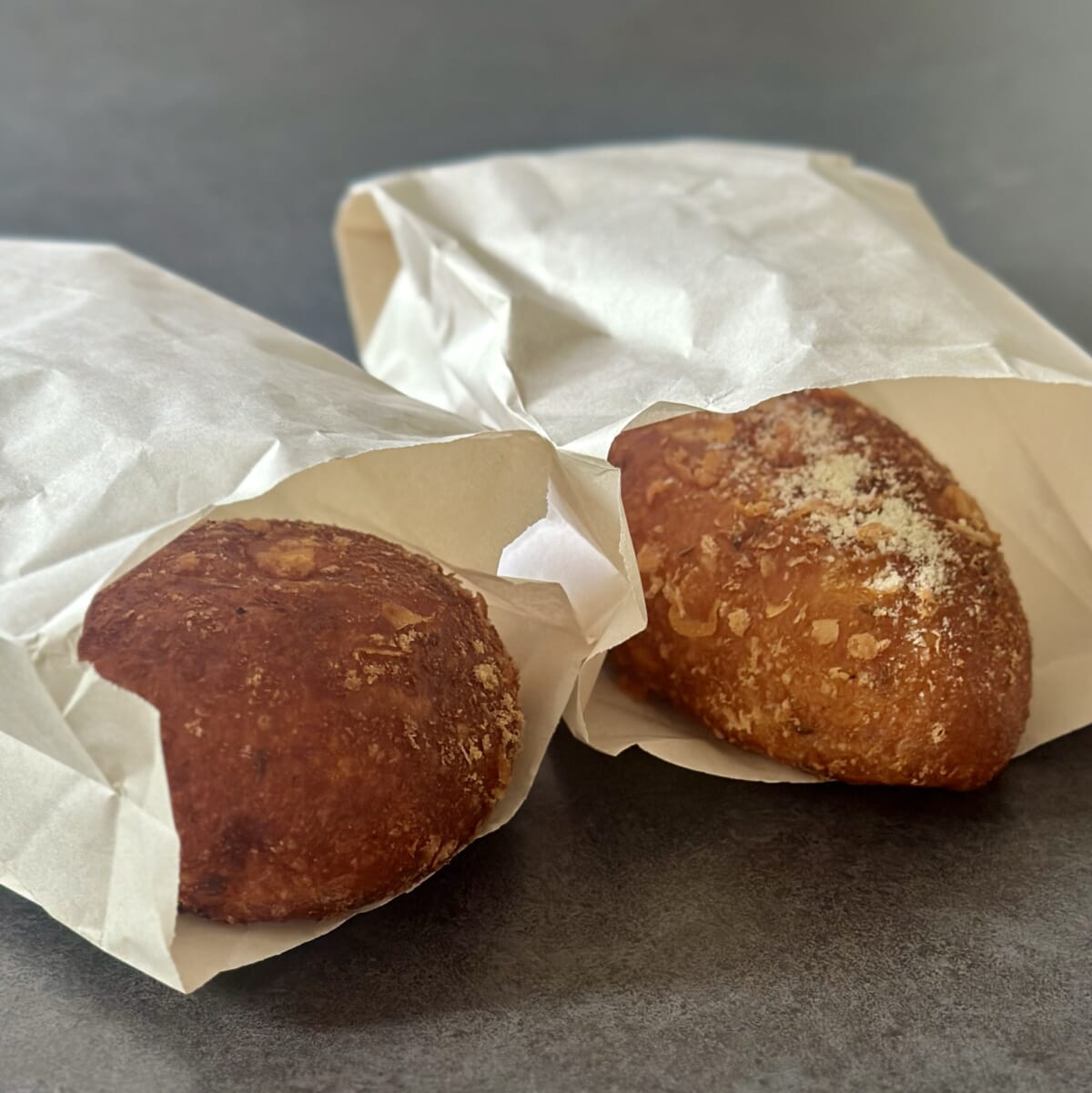 OMOベーカリーで購入したキーマカレーパンとチーズカレーパン