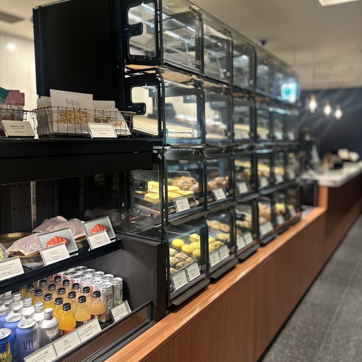 OMOベーカリーの店内に並ぶパン
