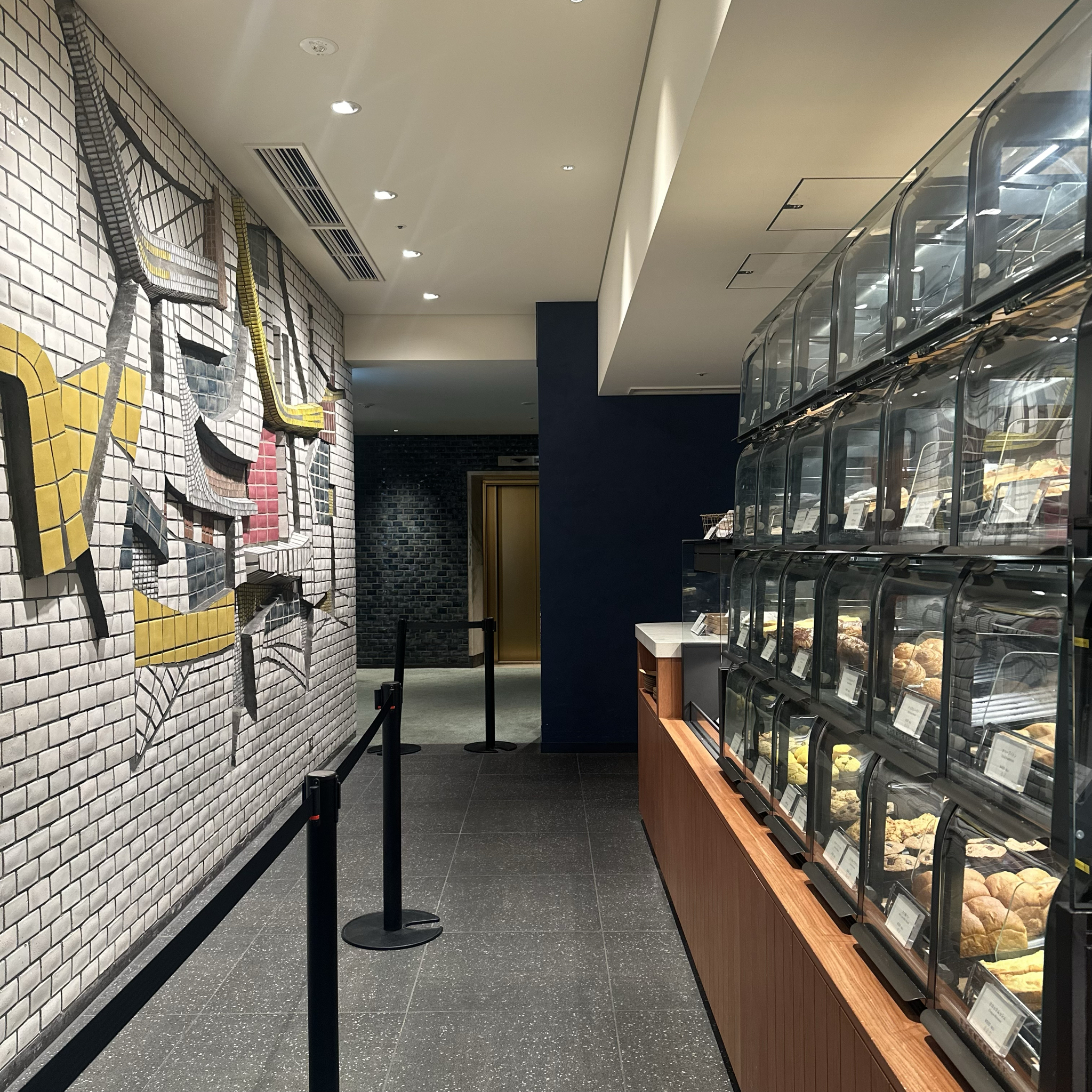 旧横浜市庁舎の意匠を残すOMOベーカリーの店内
