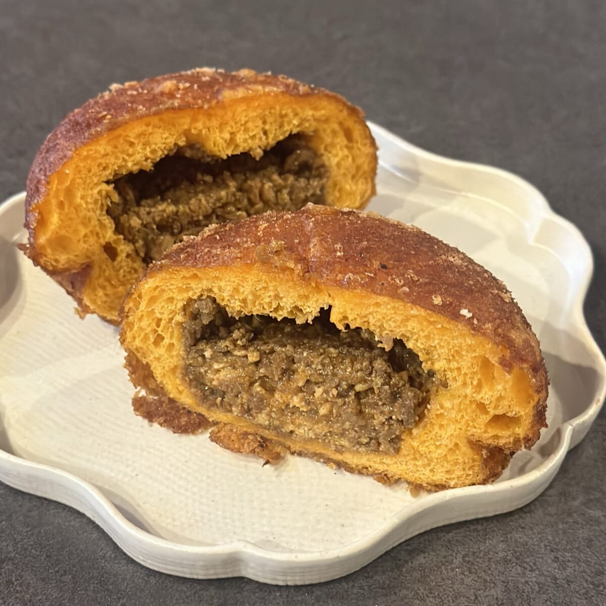 OMOベーカリーのキーマカレーパンの断面とひき肉の具材