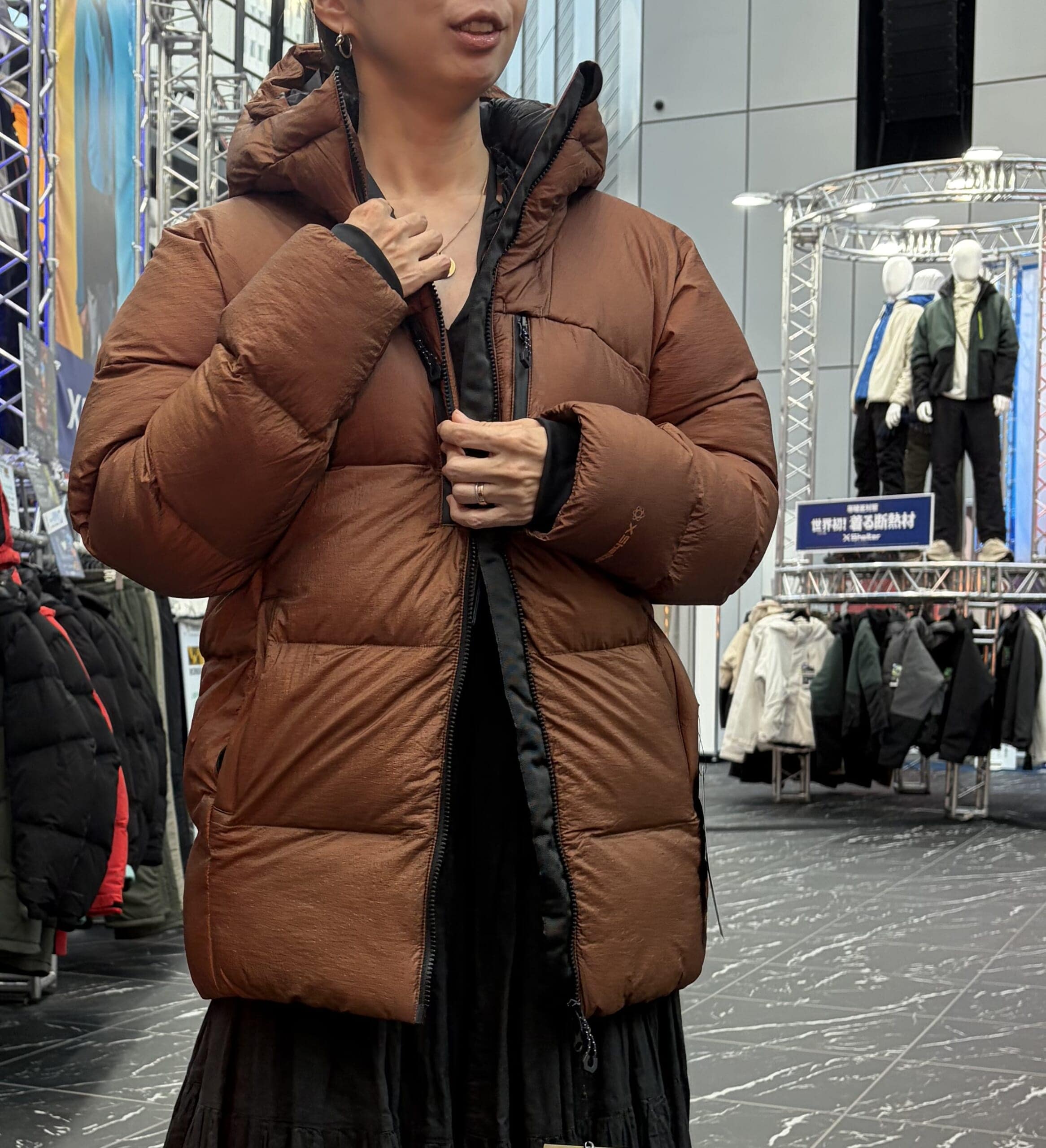 ワークマン「エックスシェルター断熱Ω プレミアム ギガ パフ ハイドロダウン」着用