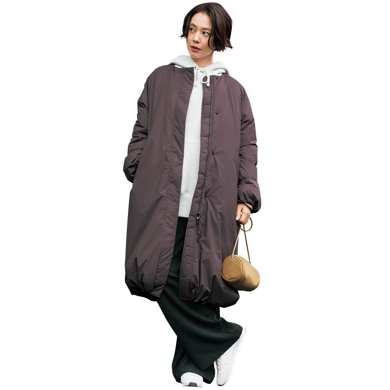 浅見れいなさんの20th Anniv. LEE限定 NANGA(ナンガ)【洗える】【撥水】【軽量】【兵藤千尋さんコラボ】三角ストール付きロングダウンコートのコーデ ストールなし