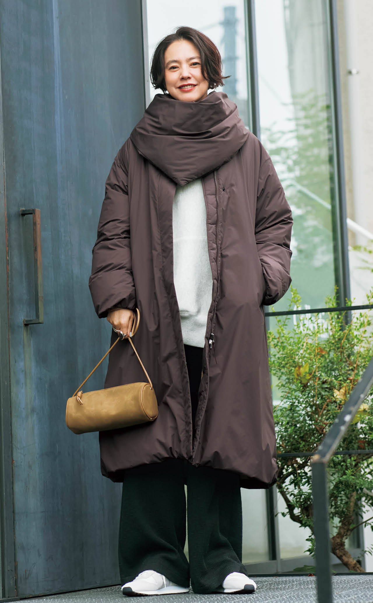 浅見れいなさんの20th Anniv. LEE限定 NANGA(ナンガ)【洗える】【撥水】【軽量】【兵藤千尋さんコラボ】三角ストール付きロングダウンコートのコーデ