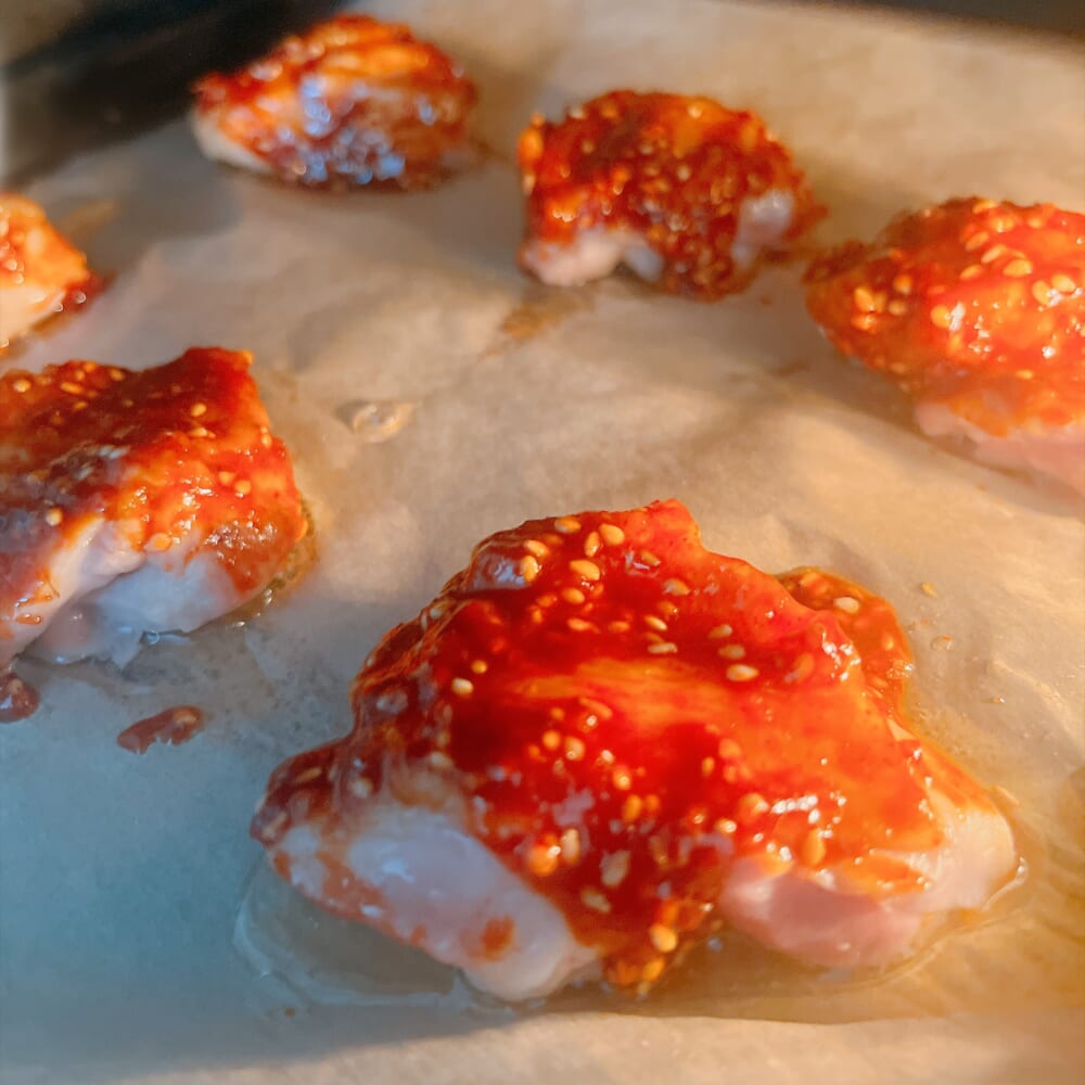 辛みそだれを塗ってオーブンで焼いている鶏もも肉