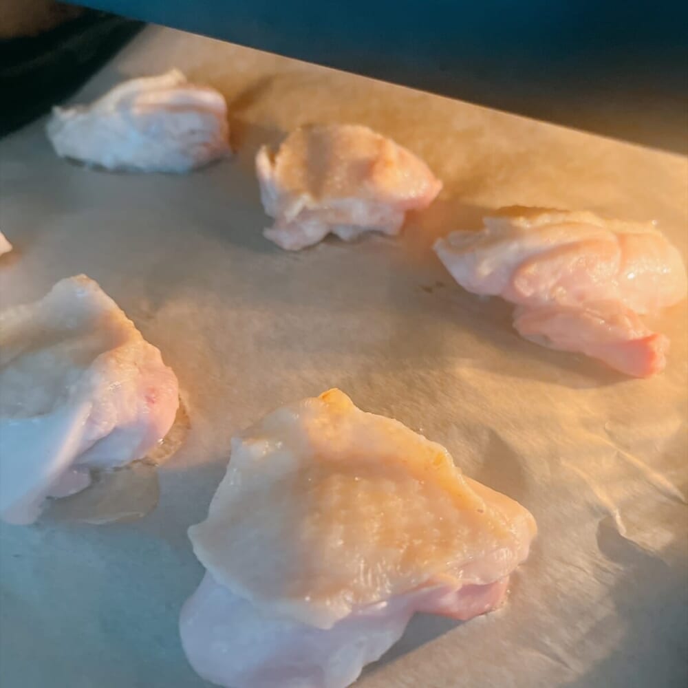オーブンで焼いている鶏もも肉