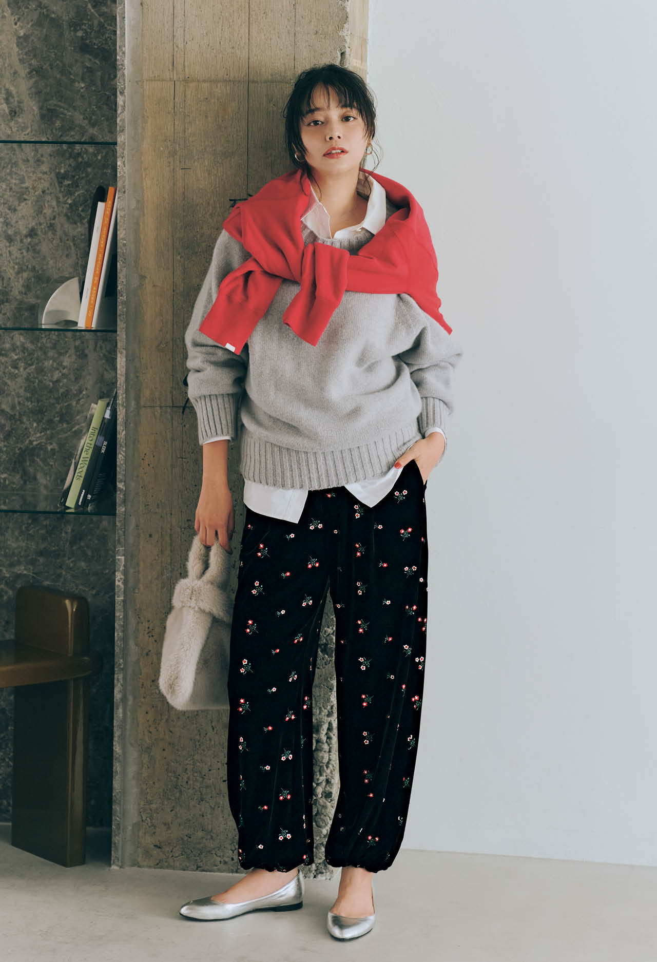 岸本セシルさんのTICCA(ティッカ)【洗える】ベロアフラワーエンブロイダリーパンツのコーデ