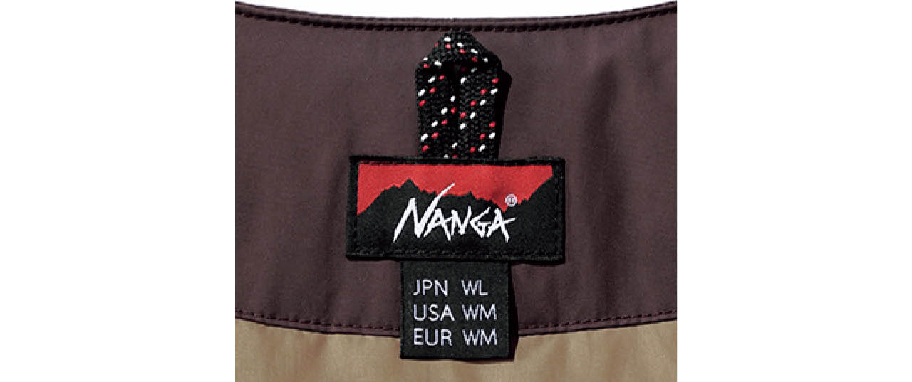 衿裏のタグは、あえてメンズと同じクールなロゴを採用。