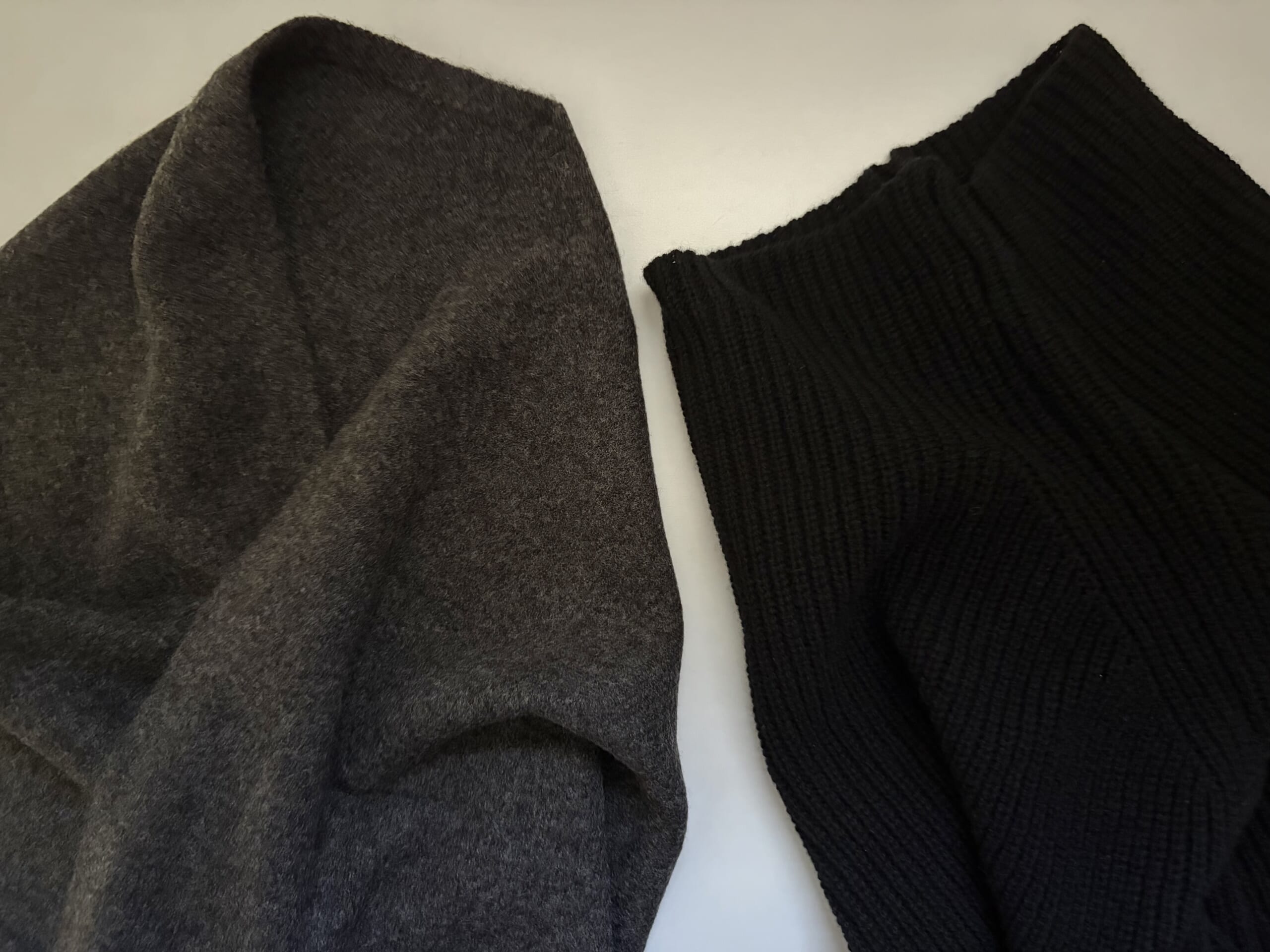 50代女性の購入品、左／ユニクロ「スフレヤーントライアングルスカーフのダークグレー」、ツイードミル「ニットポンチョのブラック」。
