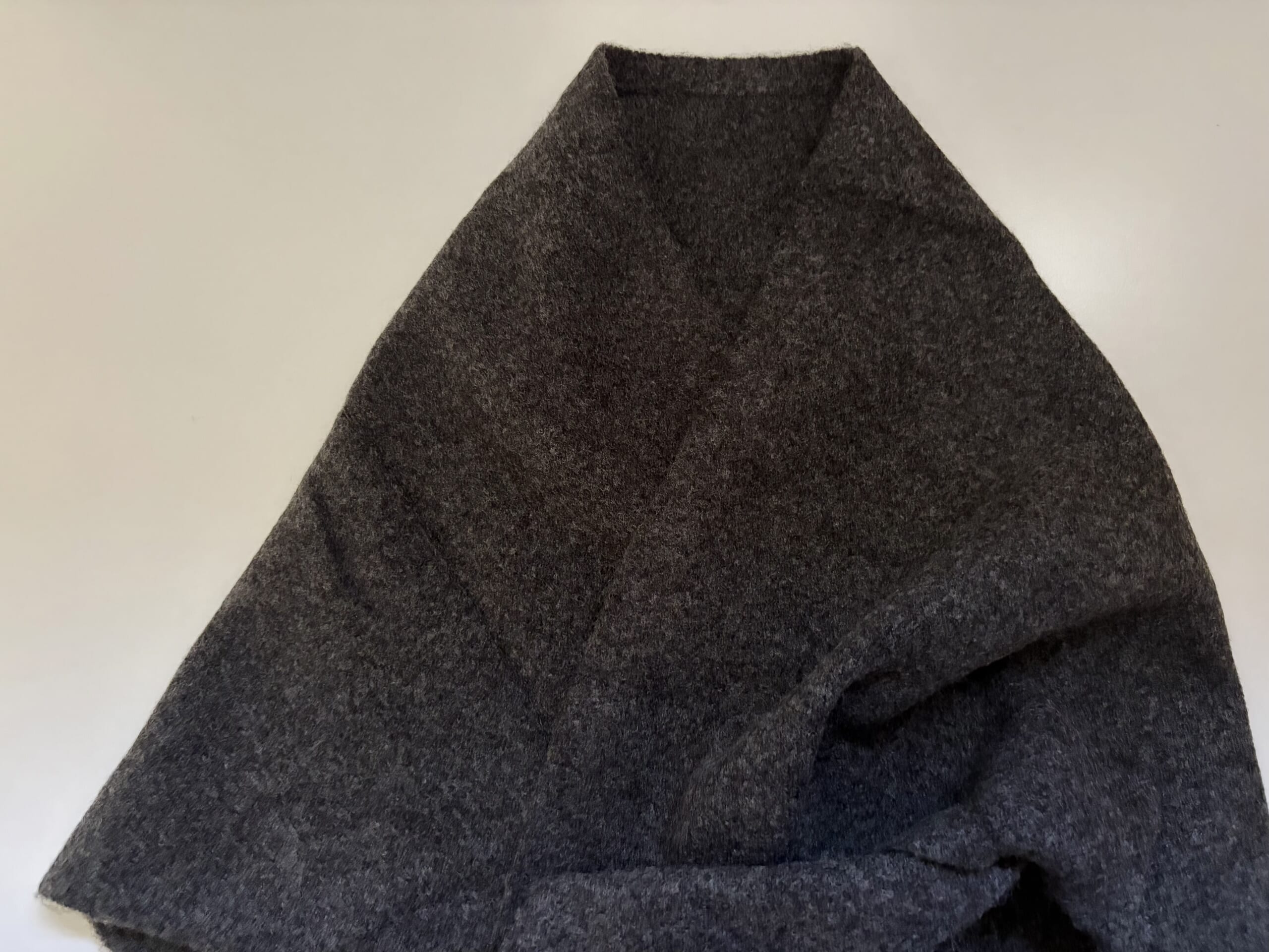 50代女性の買ってよかった購入品、ユニクロ「スフレヤーントライアングルスカーフのダークグレー」。