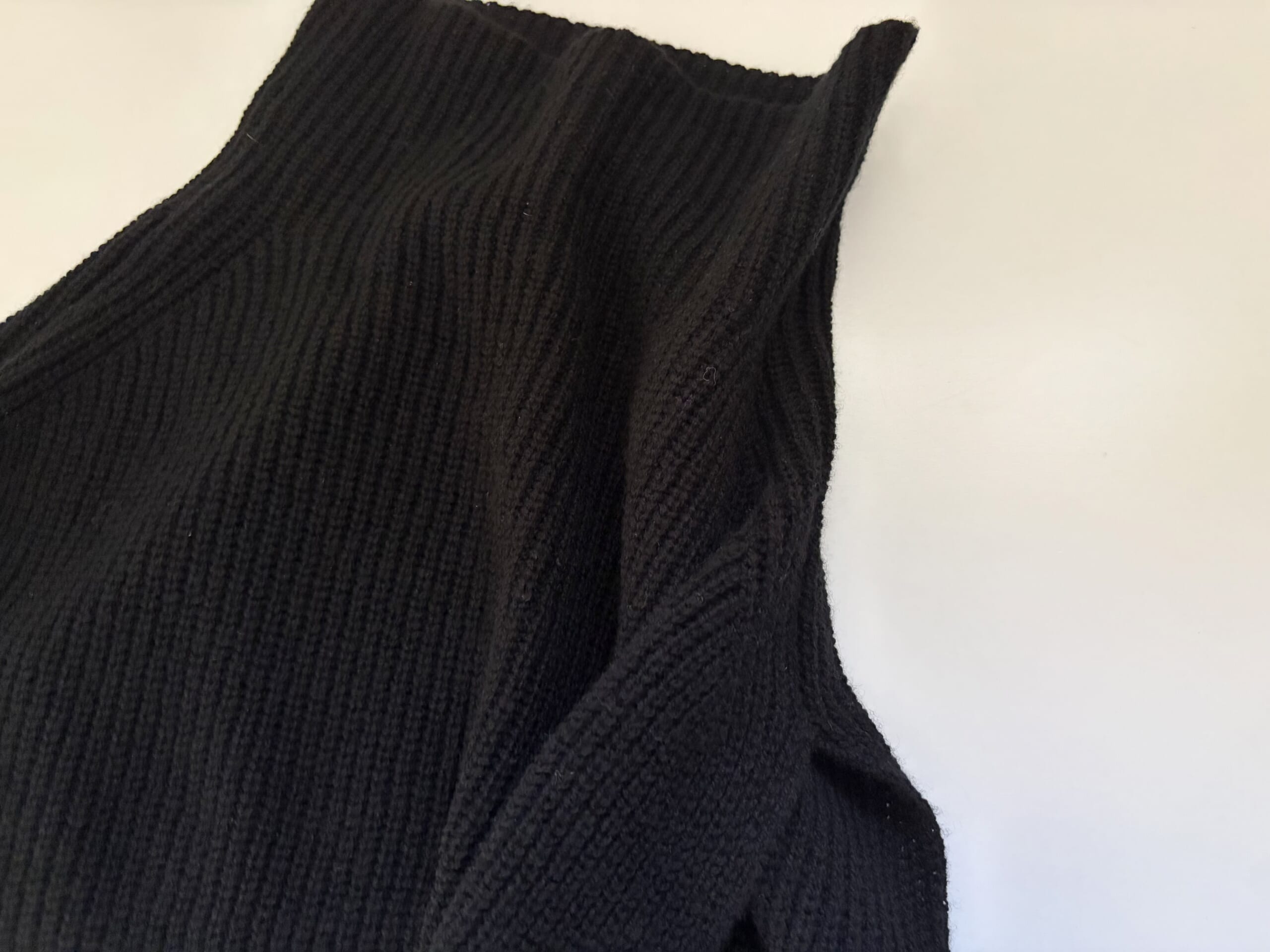 50代女性の2年前からの愛用品、ツイードミルのニットポンチョ。