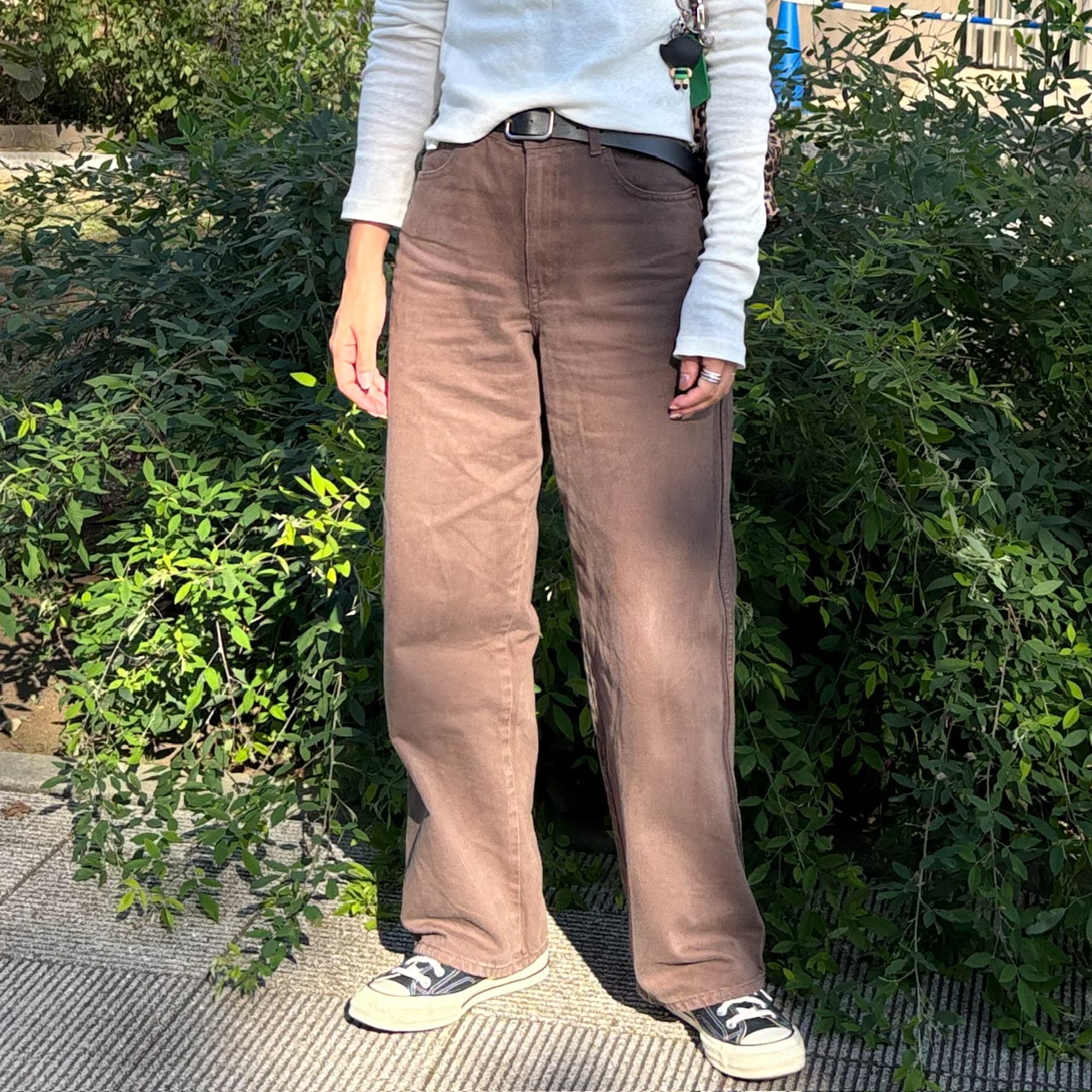 ユニクロ ユー「ワイドストレートジーンズ」のブラウンを着用した女性の下半身コーデ