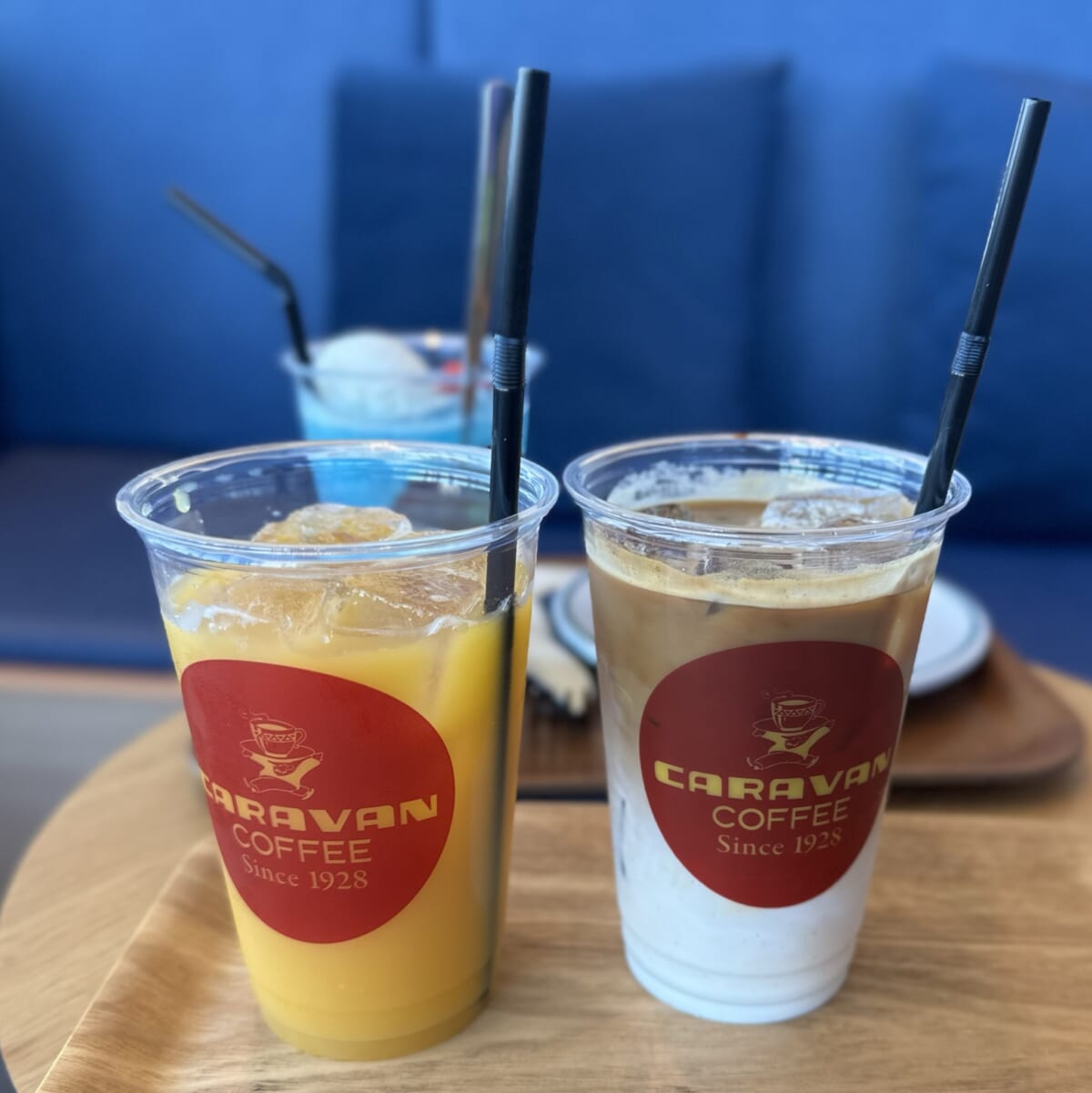 CARAVAN COFFEE(キャラバンコーヒー)ベースゲート横浜関内タワー店で購入したカフェラテとオレンジジュース