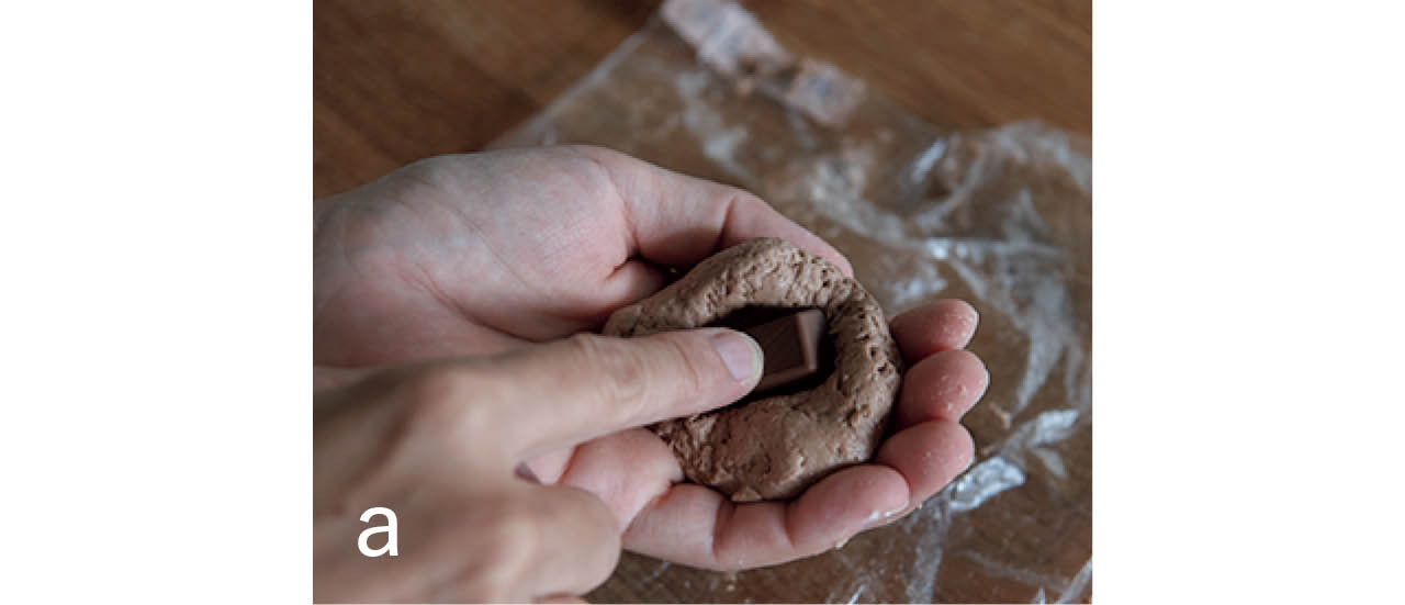 生地を丸めて平らにし、チョコレートを１粒ずつ入れて包む