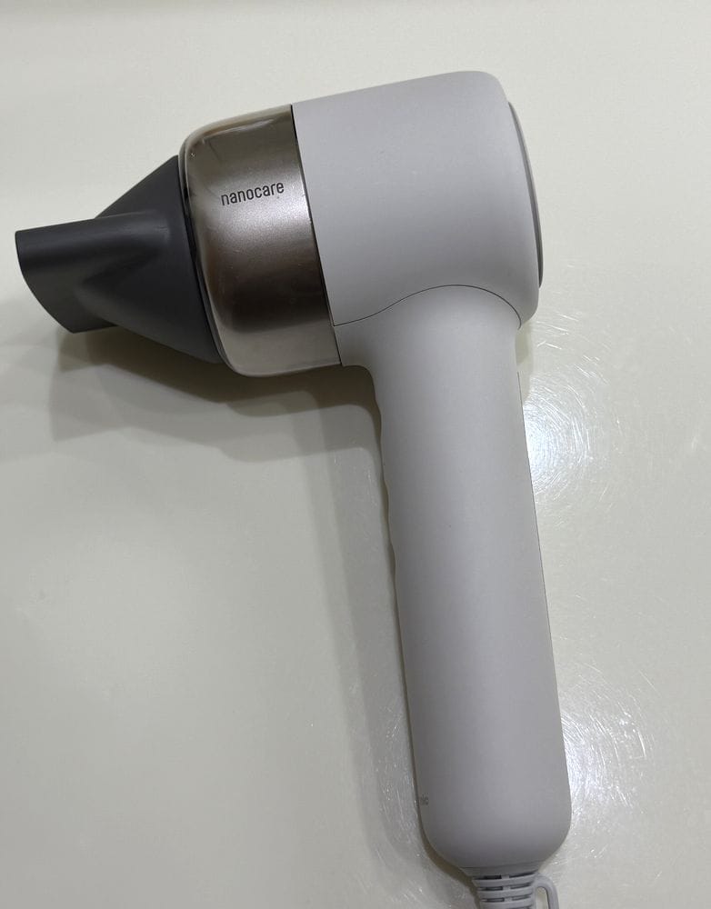 パナソニック「ヘアドライヤー ナノケア EH-NB70 」41,000円。カラーは写真のシアーベージュのほか、アンバーブラック、ミスティーローズも。2026年11月1日発売予定セット用のノズルも付属しています