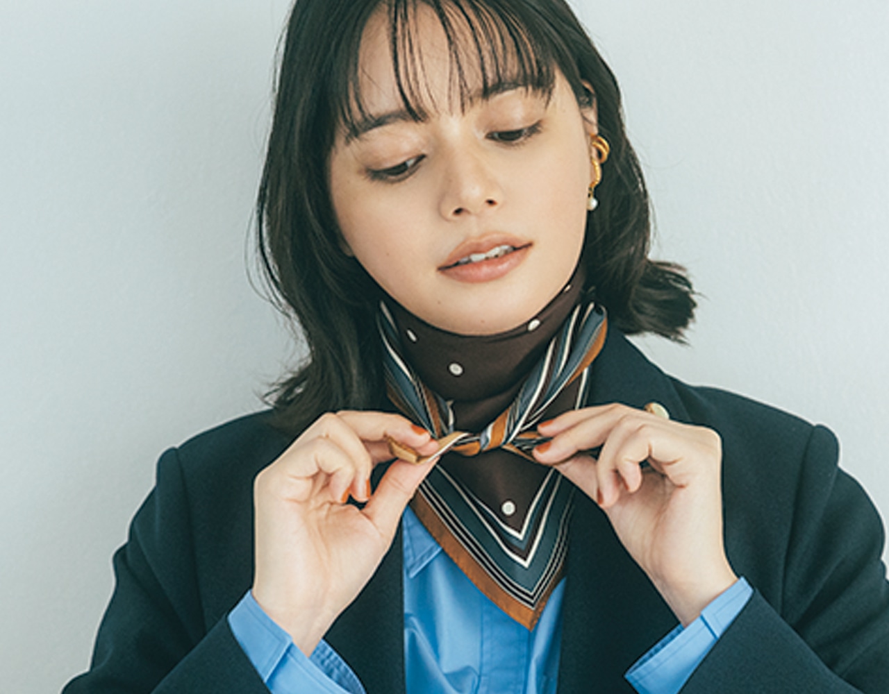 そのまま両端を前に持ってきて、三角の上で小さく結ぶ。形を整えて完成。 岸本セシルさん