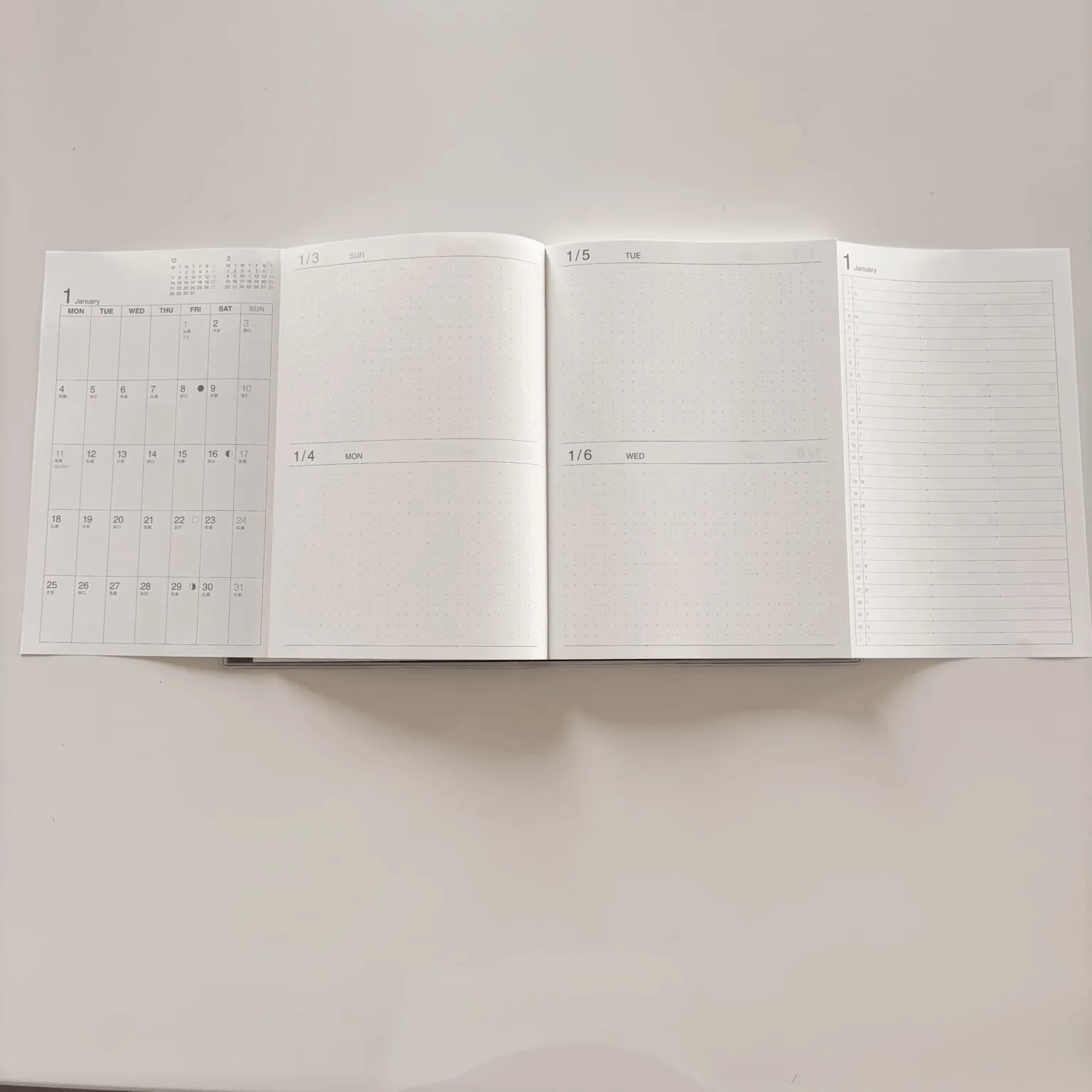 【無印良品】「一覧できるスケジュール帳　マンスリー／デイリー　2026年12月始まり」折込式ページを開いた様子